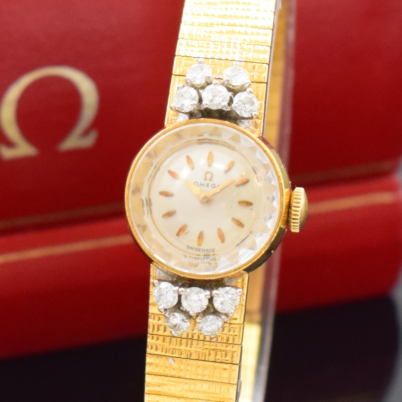 Detail a: OMEGA Diamant-besetzte Damenarmbanduhr in GG 750/000, Schweiz um 1961, Handaufzug, Geh. m. anges. Band, Boden aufgedr., silb. Zifferbl., aufges. ...