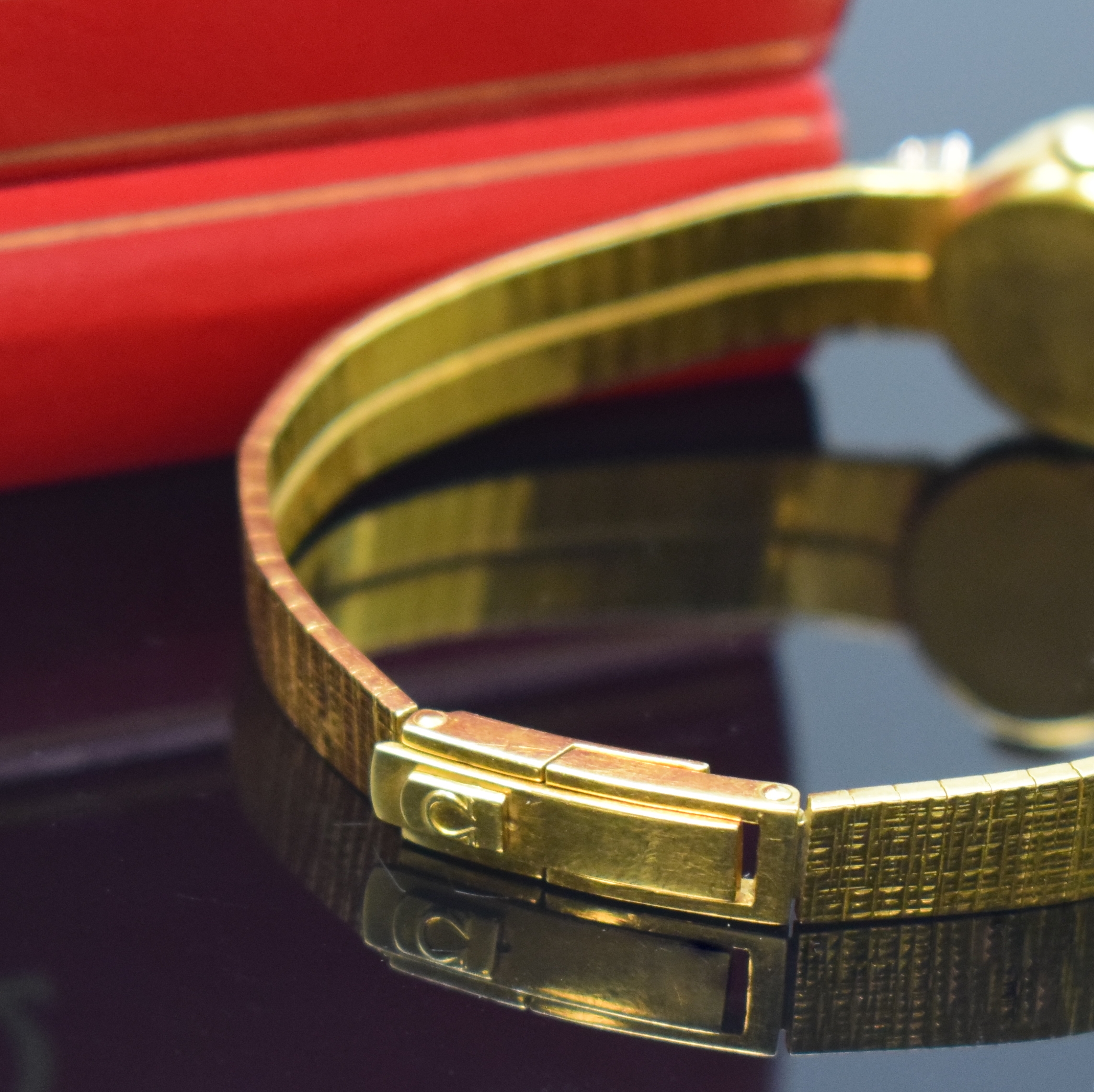 Detail b: OMEGA Diamant-besetzte Damenarmbanduhr in GG 750/000, Schweiz um 1961, Handaufzug, Geh. m. anges. Band, Boden aufgedr., silb. Zifferbl., aufges. ...