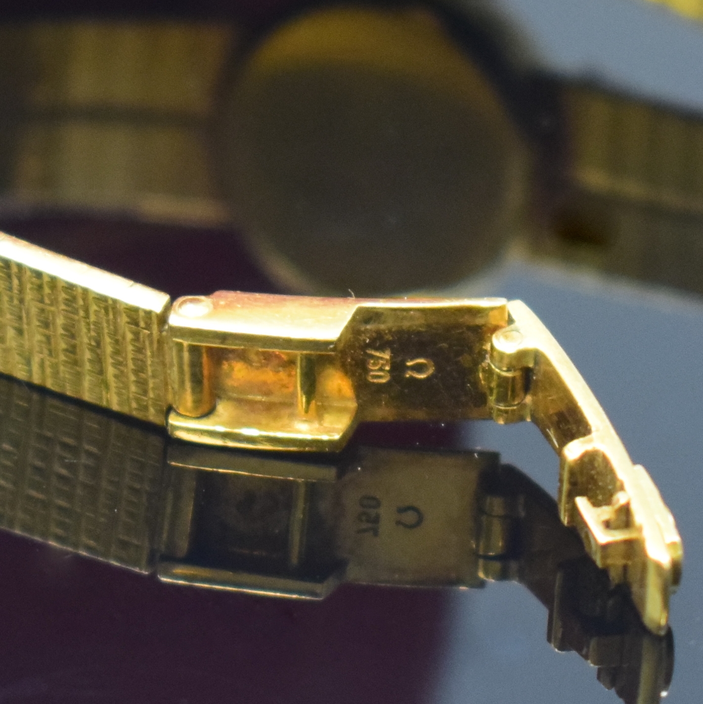 Detail c: OMEGA Diamant-besetzte Damenarmbanduhr in GG 750/000, Schweiz um 1961, Handaufzug, Geh. m. anges. Band, Boden aufgedr., silb. Zifferbl., aufges. ...