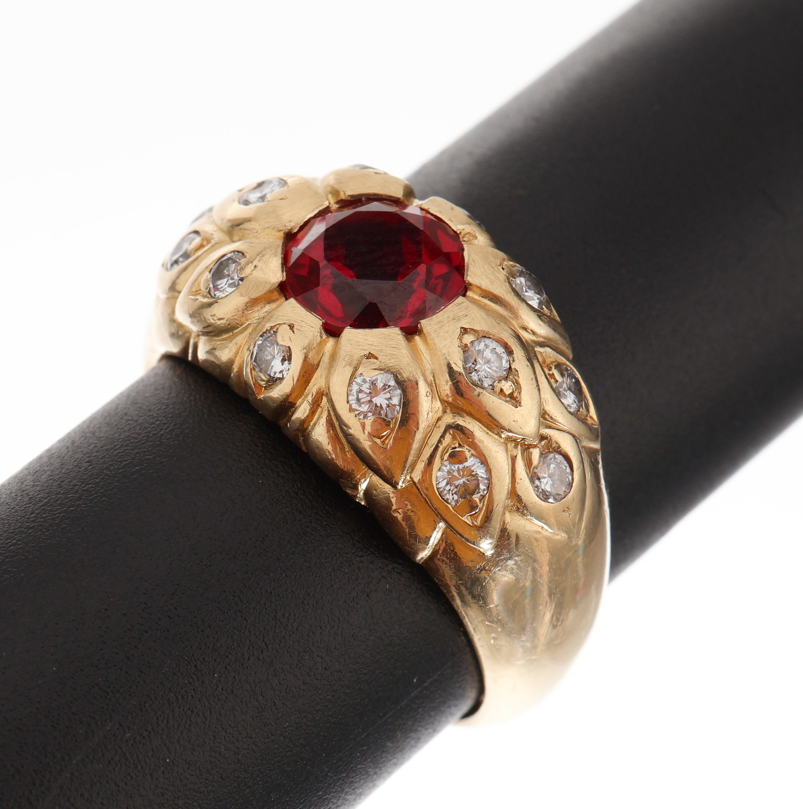 18 kt Gold Farbstein-Brillant-Ring, GG 750/000, schwere massive Ausführung, mittig rundfacett. synth. Rubin, 14 Brillanten zus. ca. 0.60 ct ...