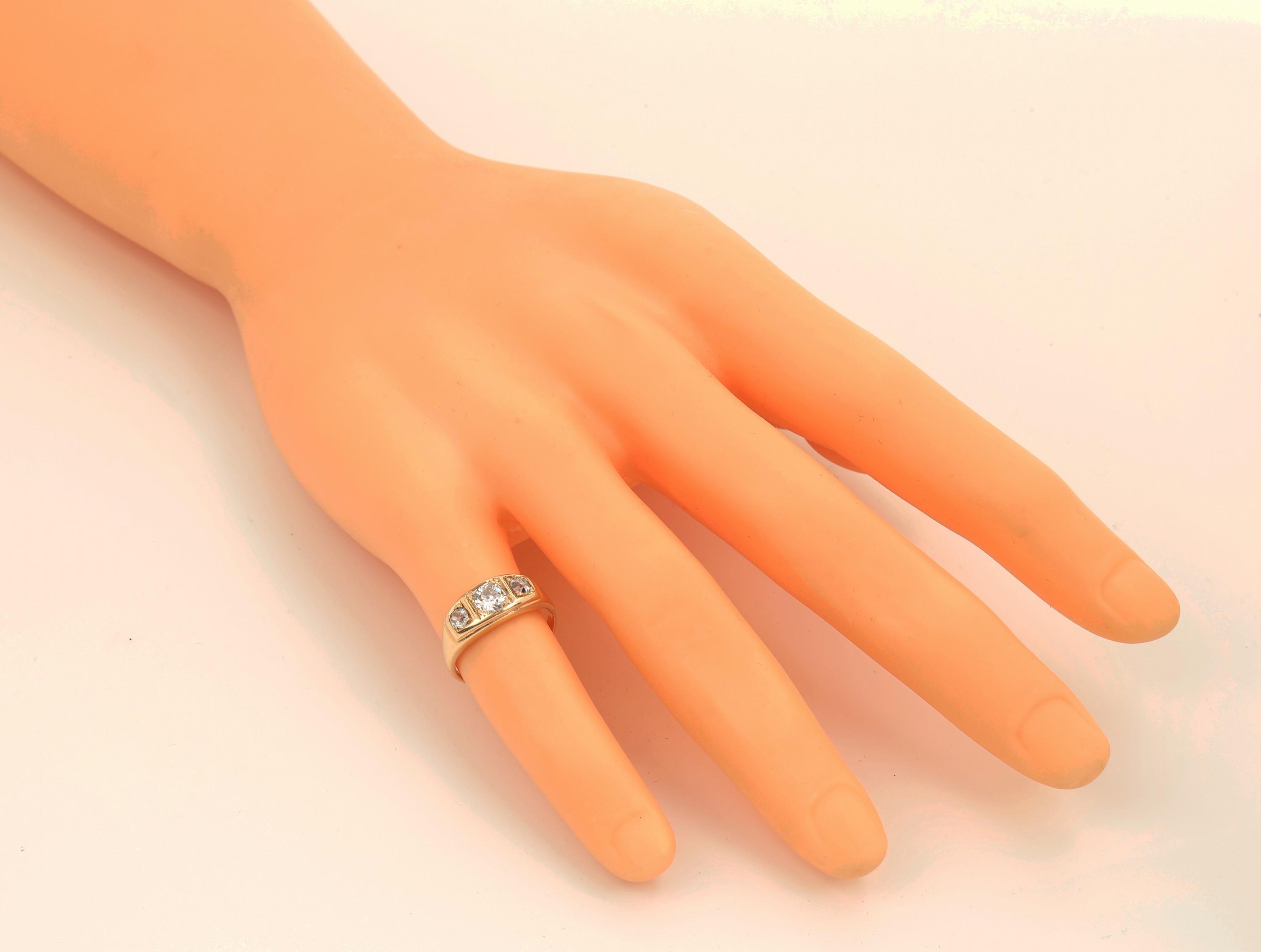 Detail b: 18 kt Gold Diamant-Ring, GG 750/000, 3 Altschliffdiamanten zus. ca. 0.95 ct Weiss/si- p, RW 54, ca. 4.9 g