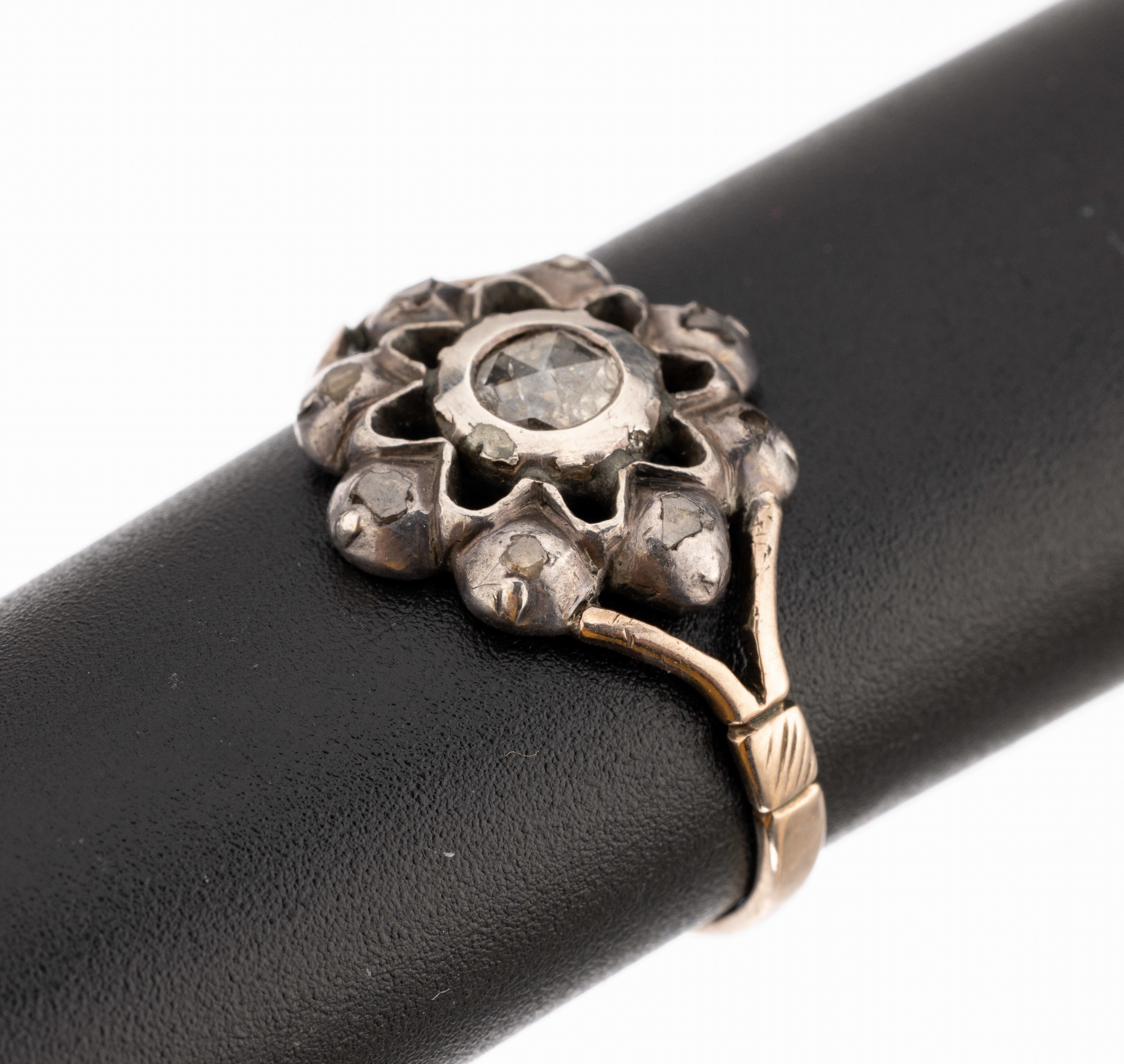 8 kt Gold Diamant-Ring, um 1820, GG 333/000gepr., Ringkopf Silber, 9 Diamantrosen, Fassungen rückseitig verbödet, RW 54, ca. 2.9 g, altersbed. ...
