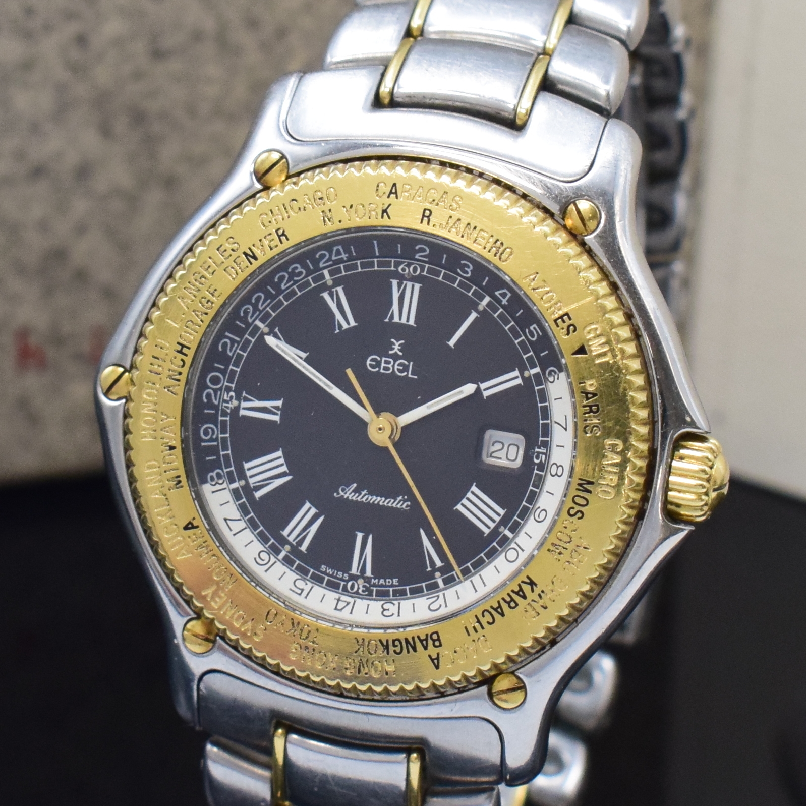 Detail a: EBEL Voyager Herrenarmbanduhr mit Weltzeitanzeige Referenz 1124913 in Stahl/Gold, Schweiz um 1990, Automatik, 8- fach verschr. Geh., beids. drehb. ...