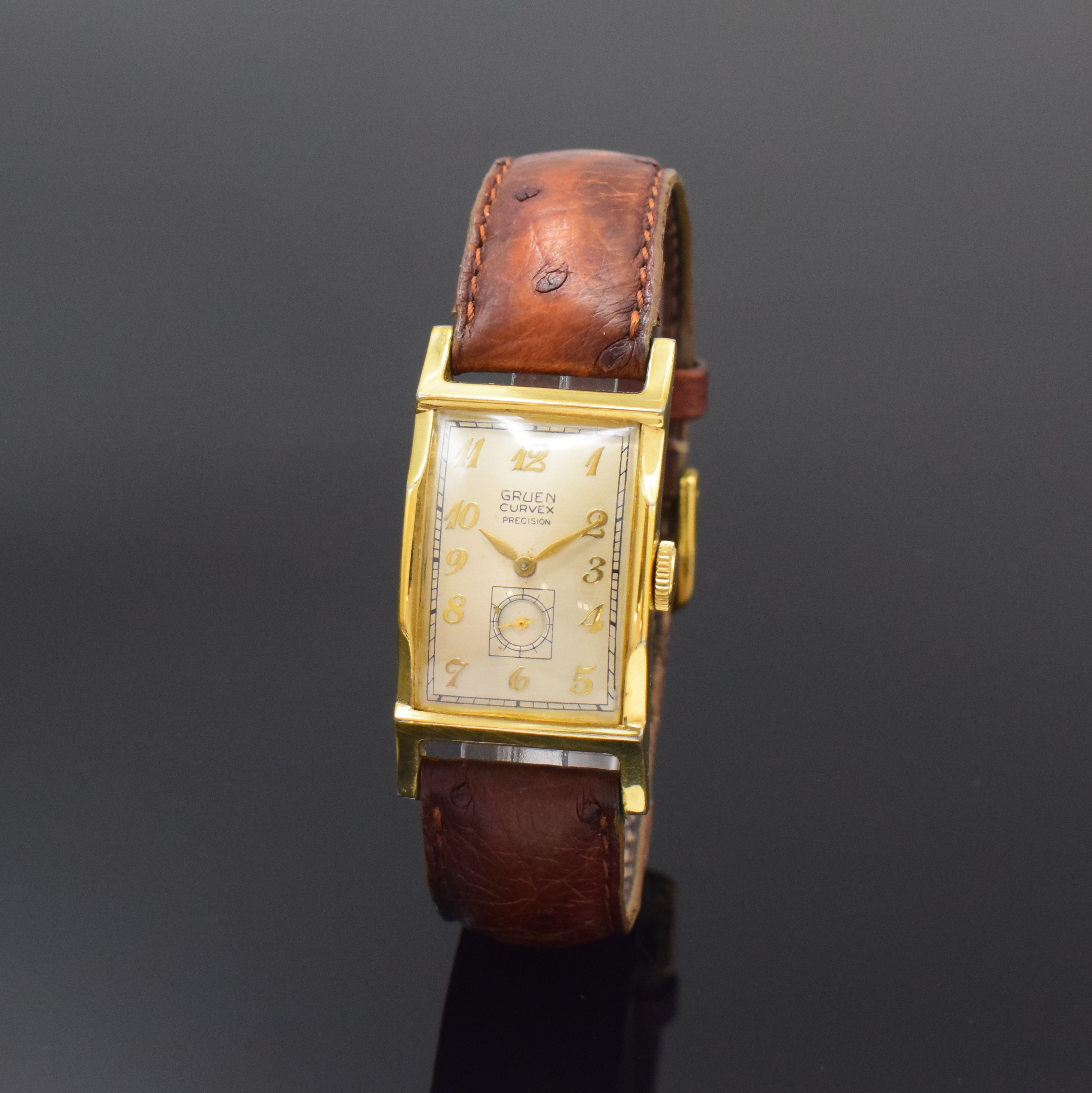 GRUEN Curvex rechteckige Armbanduhr in 10k Gold-Filled, USA/Schweiz um 1945, Handaufzug, stark gebogenes Geh., Boden aufgedr., silb. Zifferbl. rest., ...