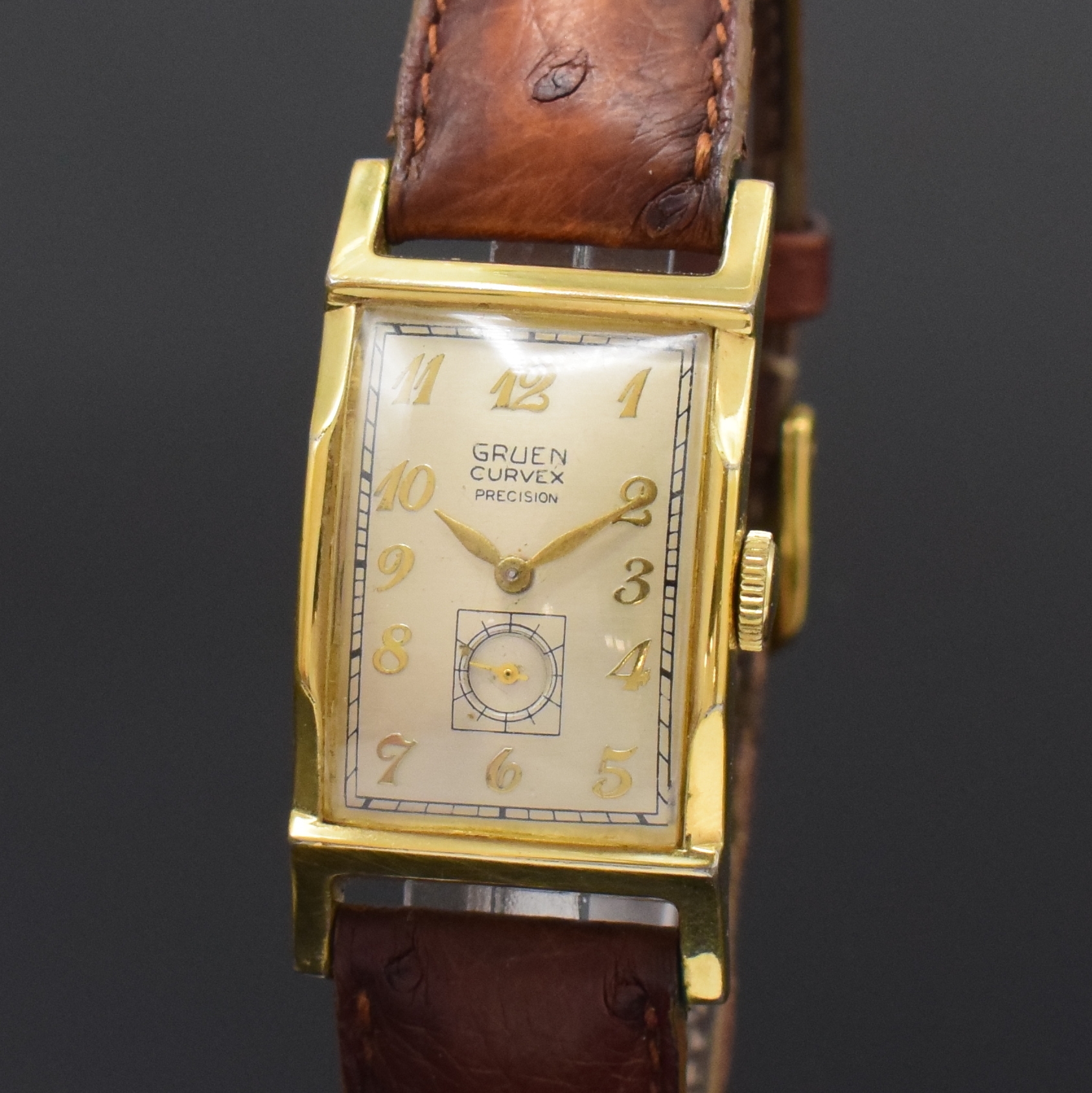 Detail a: GRUEN Curvex rechteckige Armbanduhr in 10k Gold-Filled, USA/Schweiz um 1945, Handaufzug, stark gebogenes Geh., Boden aufgedr., silb. Zifferbl. rest., ...