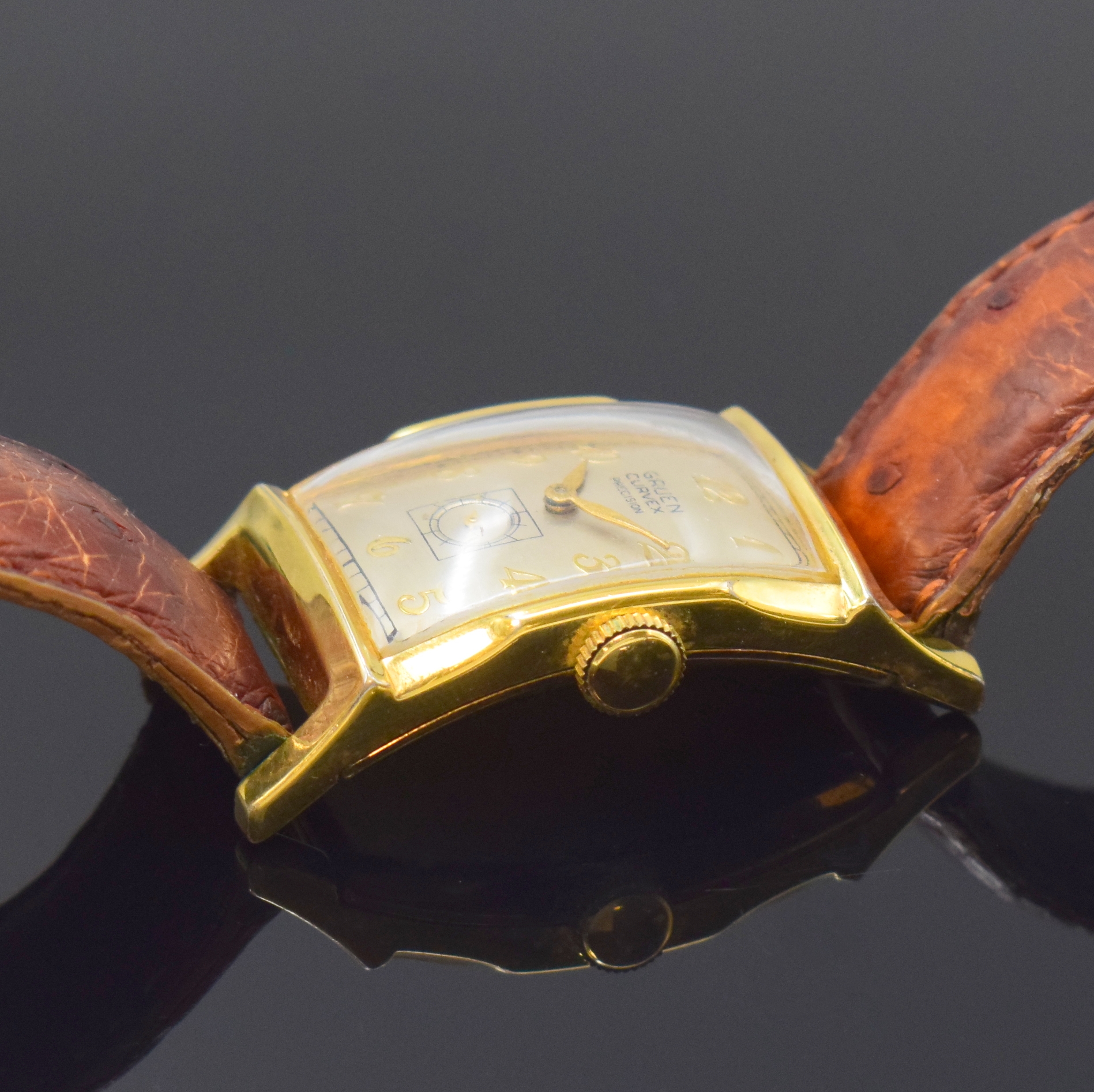 Detail b: GRUEN Curvex rechteckige Armbanduhr in 10k Gold-Filled, USA/Schweiz um 1945, Handaufzug, stark gebogenes Geh., Boden aufgedr., silb. Zifferbl. rest., ...
