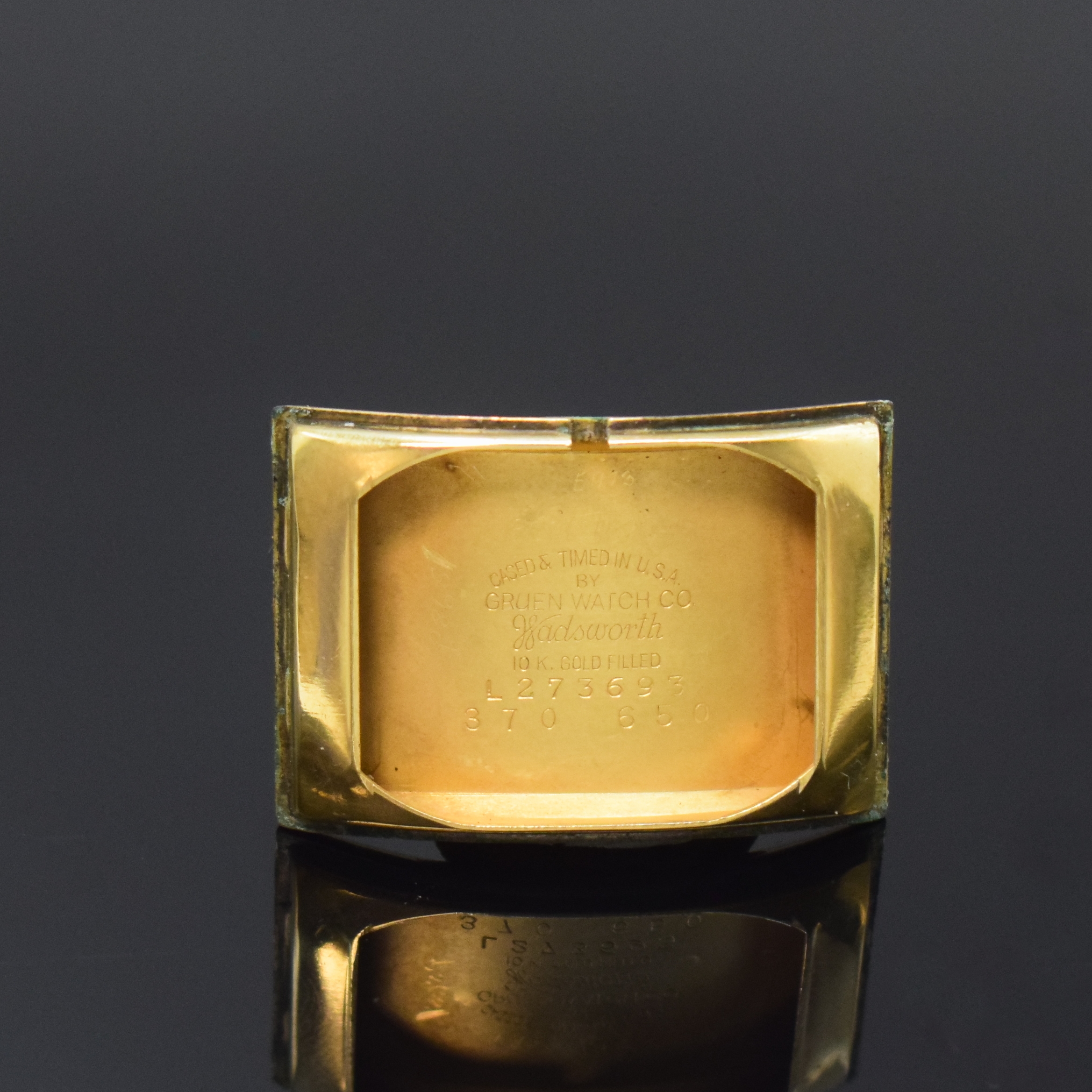 Detail d: GRUEN Curvex rechteckige Armbanduhr in 10k Gold-Filled, USA/Schweiz um 1945, Handaufzug, stark gebogenes Geh., Boden aufgedr., silb. Zifferbl. rest., ...