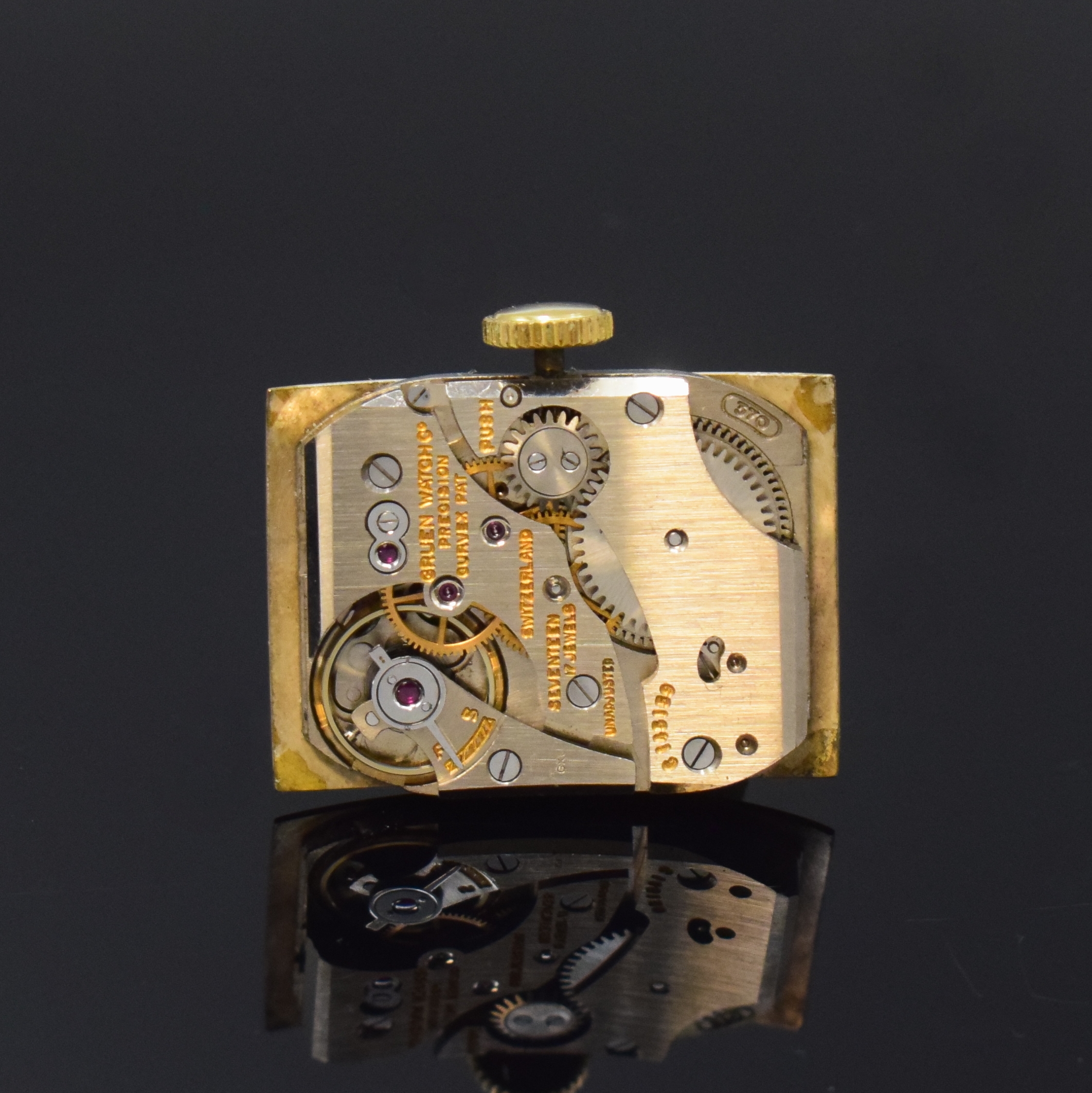 Detail e: GRUEN Curvex rechteckige Armbanduhr in 10k Gold-Filled, USA/Schweiz um 1945, Handaufzug, stark gebogenes Geh., Boden aufgedr., silb. Zifferbl. rest., ...