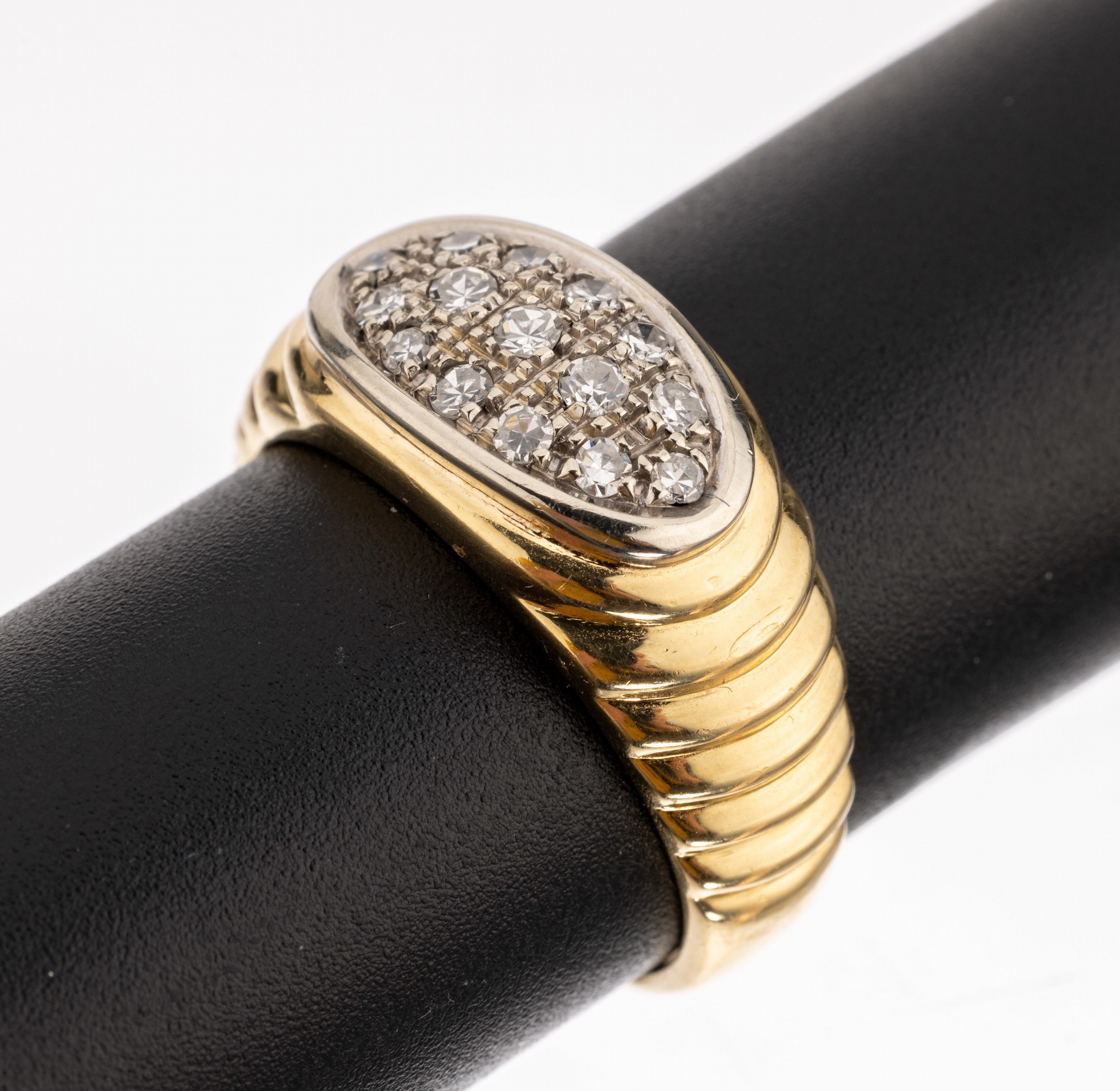 18 kt Gold Diamant-Ring, GG/WG 750/000, Ringschultern getreppt, 15 in WG gefasste 8/8-Diamanten zus. ca. 0.32 ct Weiß/si, RW 61, ca. 8.4 g