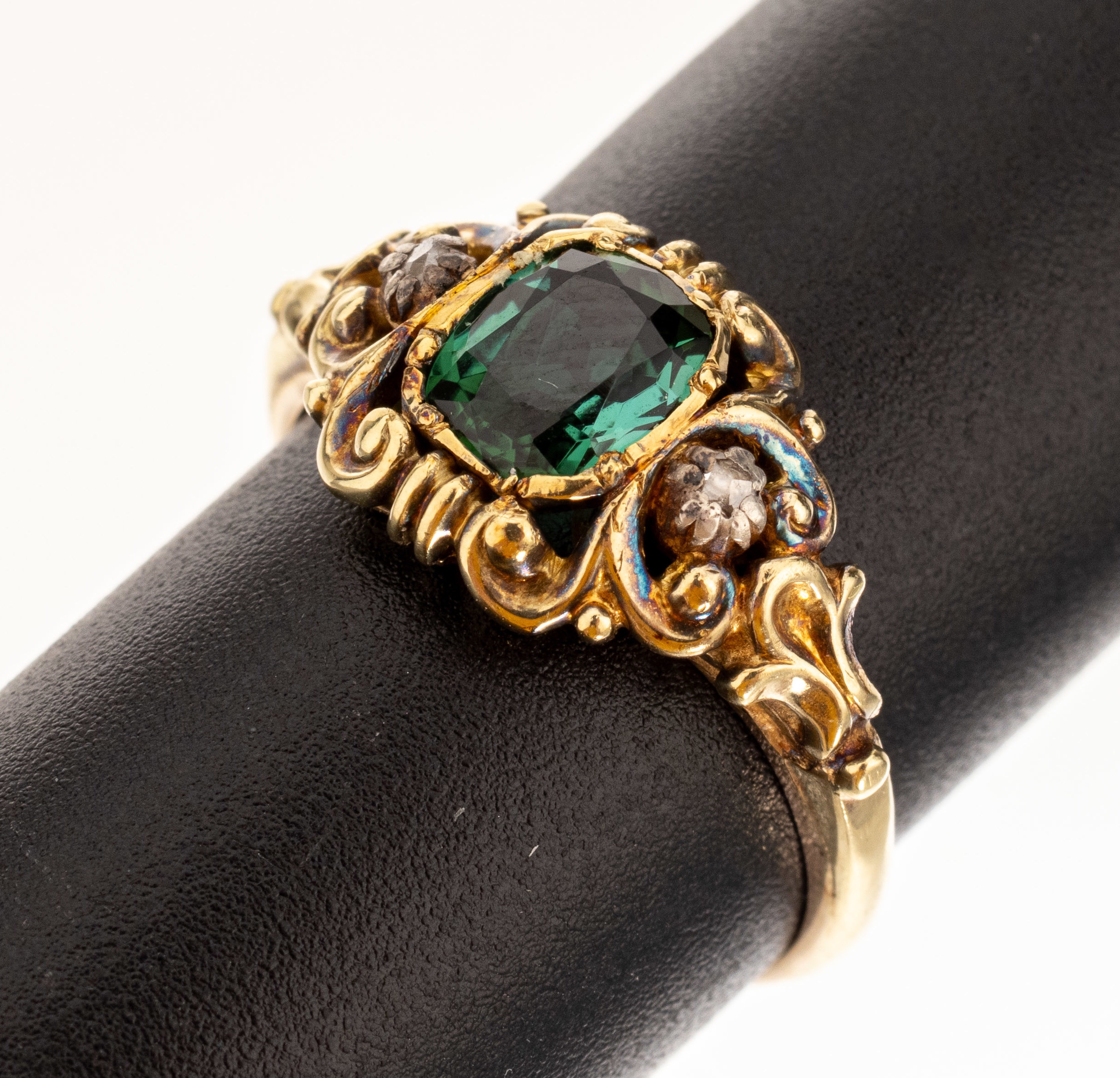 14 kt Gold Turmalin-Diamant-Ring, um 1900, GG 585/000, Barockstil mit Rocaillen, mittig facett. Turmalin ca. 1.00 ct, 2 kl. Diamantrosen, RW 56, ca. ...