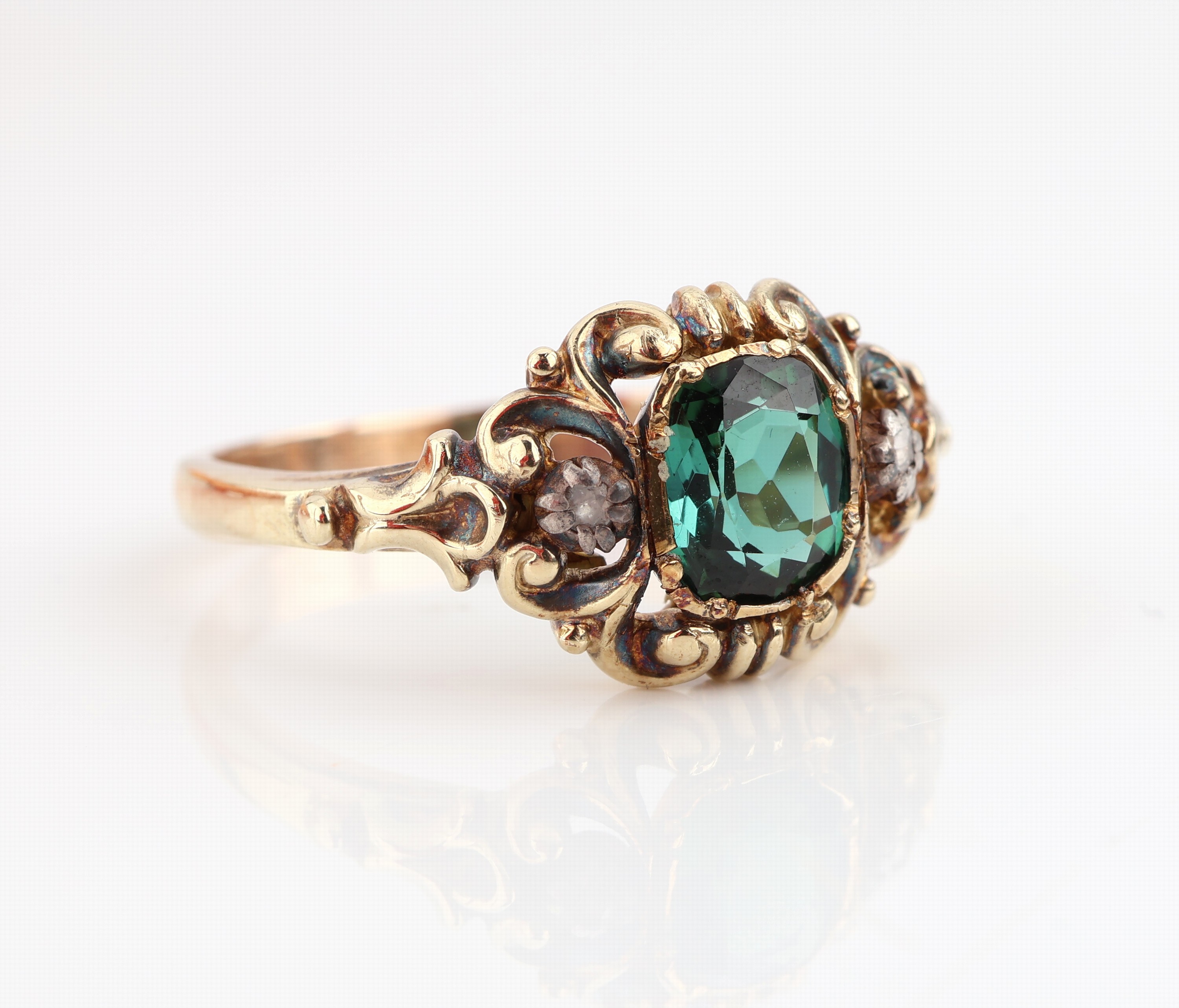 Detail b: 14 kt Gold Turmalin-Diamant-Ring, um 1900, GG 585/000, Barockstil mit Rocaillen, mittig facett. Turmalin ca. 1.00 ct, 2 kl. Diamantrosen, RW 56, ca. ...