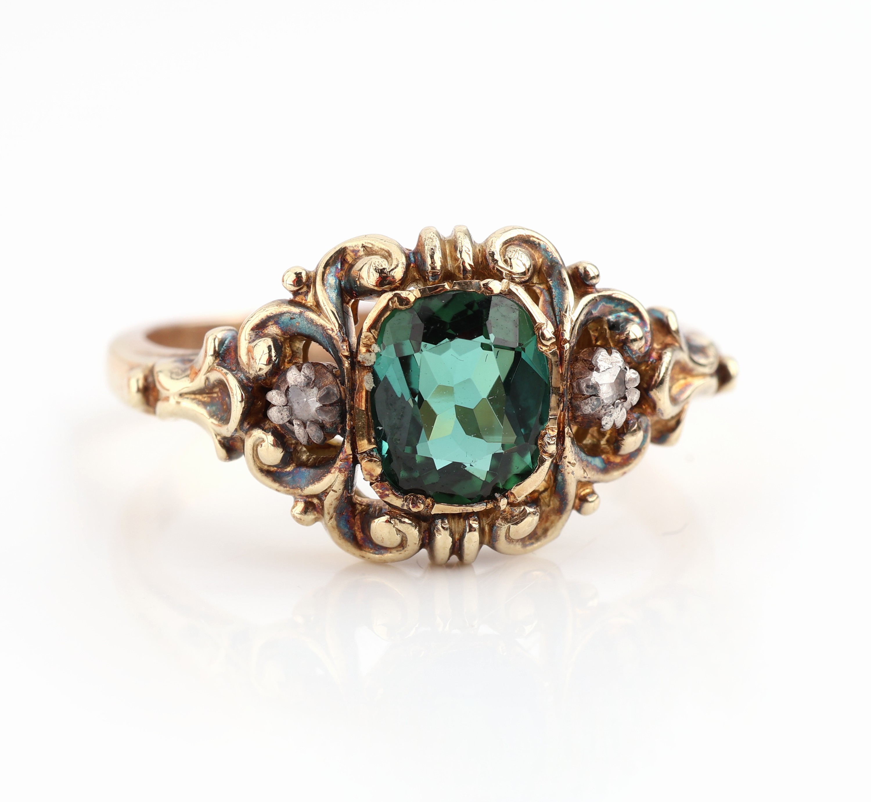 Detail c: 14 kt Gold Turmalin-Diamant-Ring, um 1900, GG 585/000, Barockstil mit Rocaillen, mittig facett. Turmalin ca. 1.00 ct, 2 kl. Diamantrosen, RW 56, ca. ...