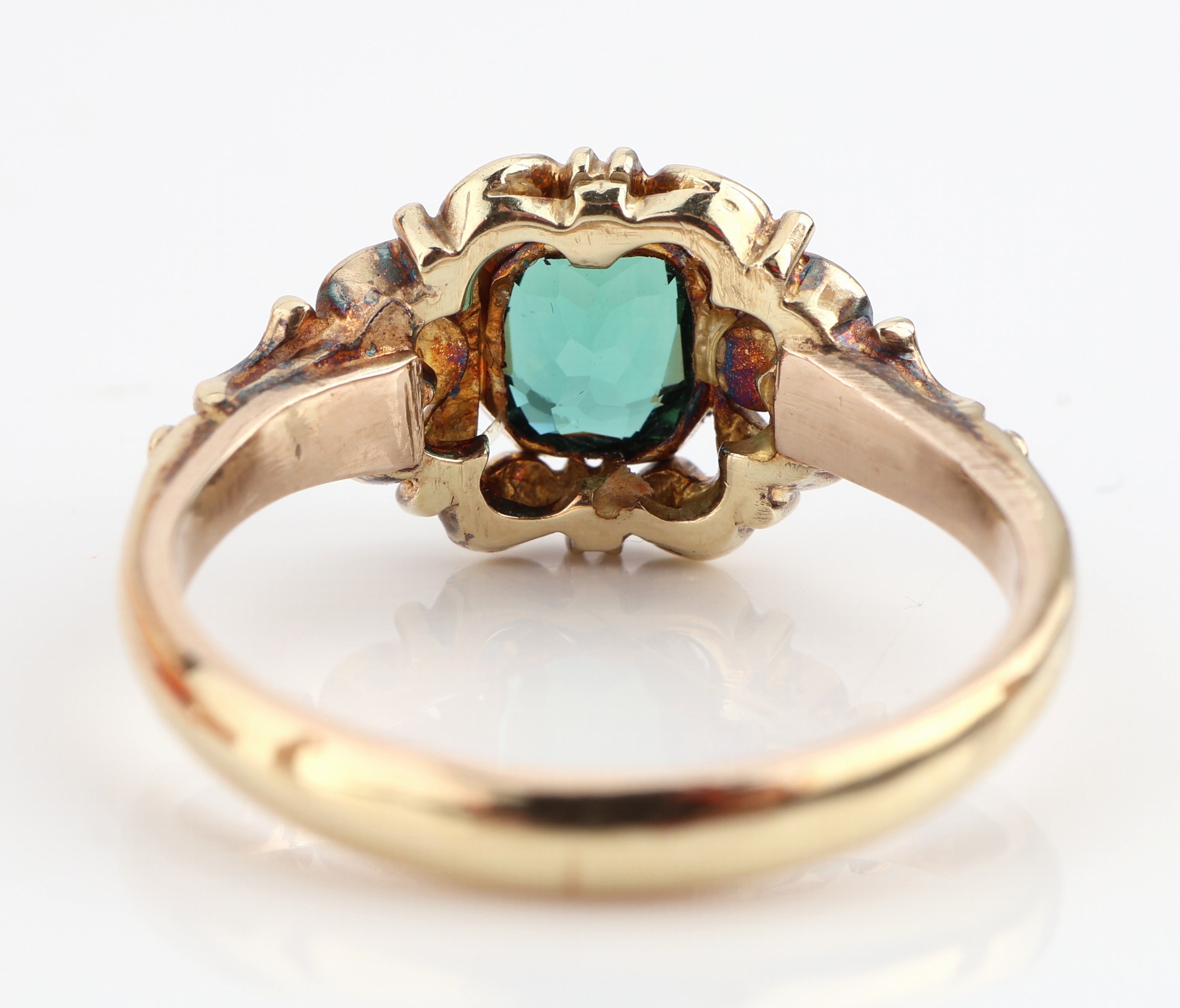 Detail d: 14 kt Gold Turmalin-Diamant-Ring, um 1900, GG 585/000, Barockstil mit Rocaillen, mittig facett. Turmalin ca. 1.00 ct, 2 kl. Diamantrosen, RW 56, ca. ...