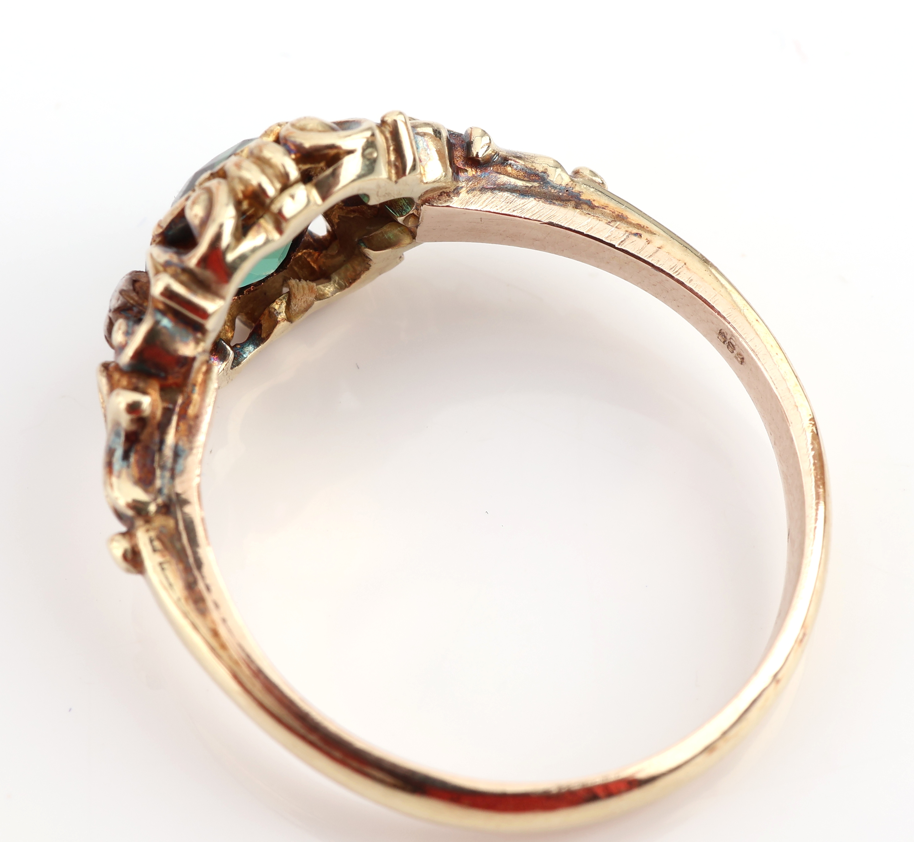 Detail e: 14 kt Gold Turmalin-Diamant-Ring, um 1900, GG 585/000, Barockstil mit Rocaillen, mittig facett. Turmalin ca. 1.00 ct, 2 kl. Diamantrosen, RW 56, ca. ...