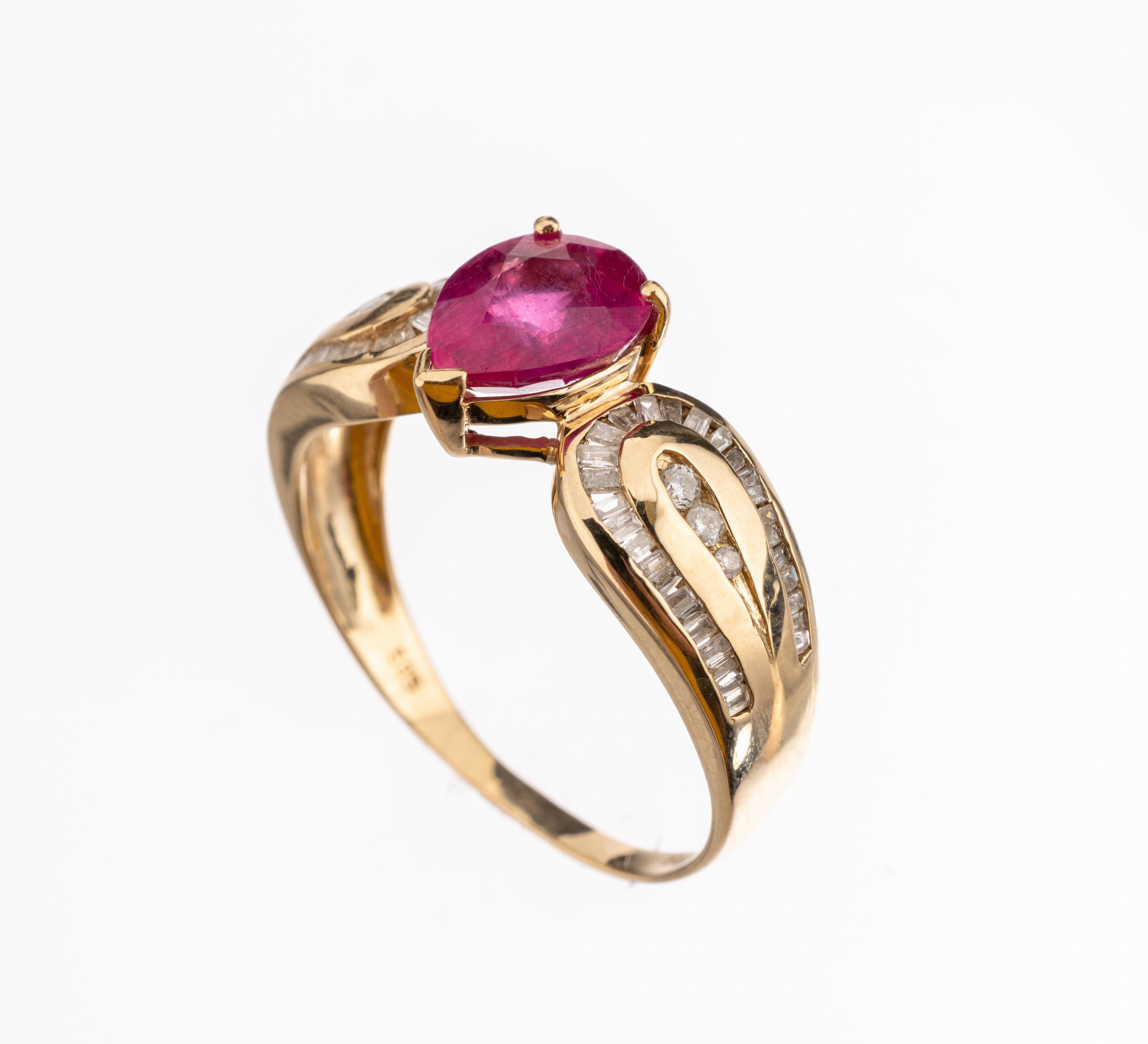 14 kt Gold Rubin-Diamant-Ring, GG 585/000, mittig erhaben gefasster facett. Rubintropfen ca. 2.00 ct (beh.), 6 Brillanten und 59 Diamantbaguettes ...