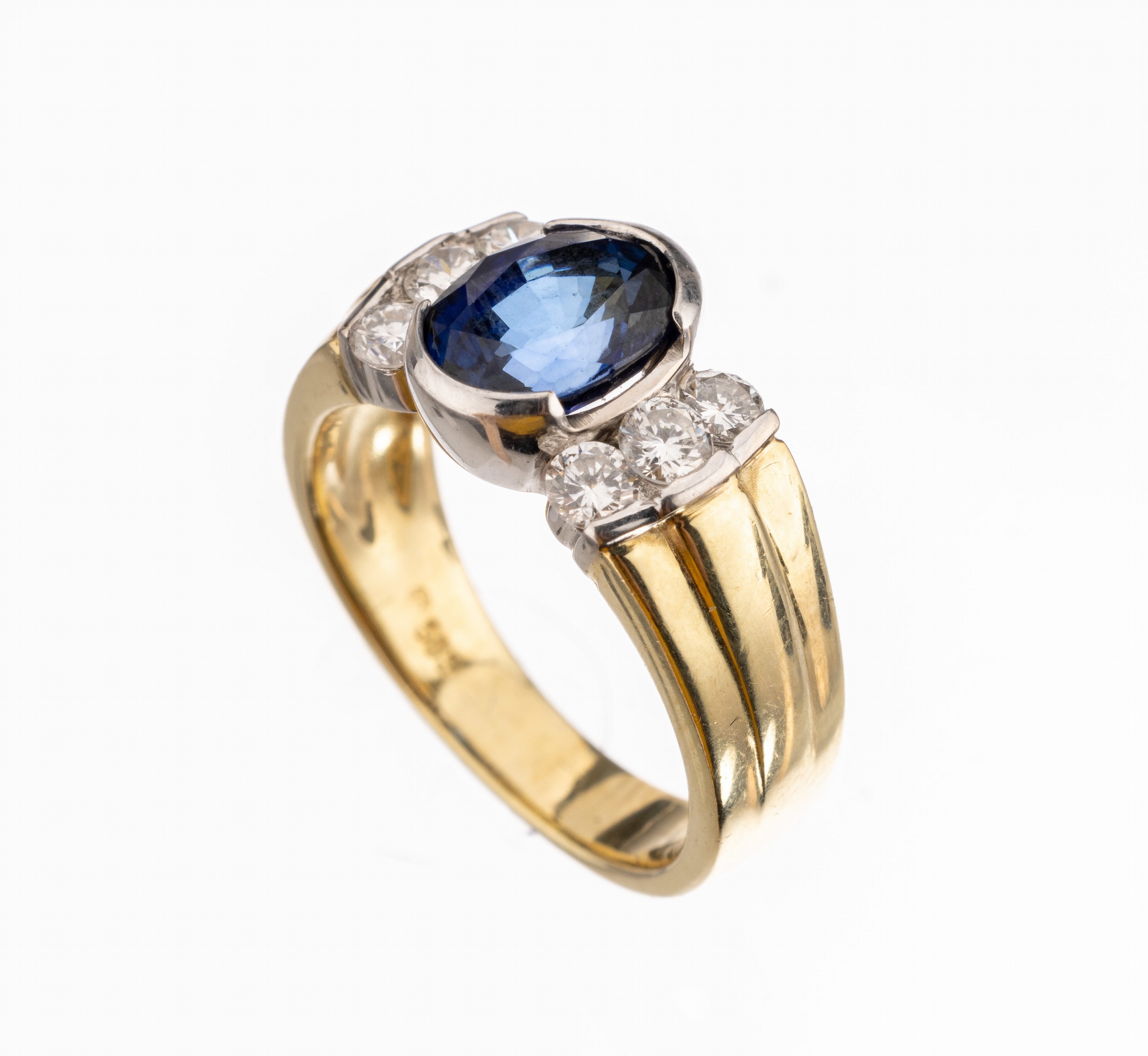 14 kt Gold Saphir-Brillant-Ring, GG/WG 585/000, mittig ovalfacett. Saphir (beh.) ca. 1.80 ct, seitl. 6 Brillanten zus. ca. 0.43 (grav.) feines ...