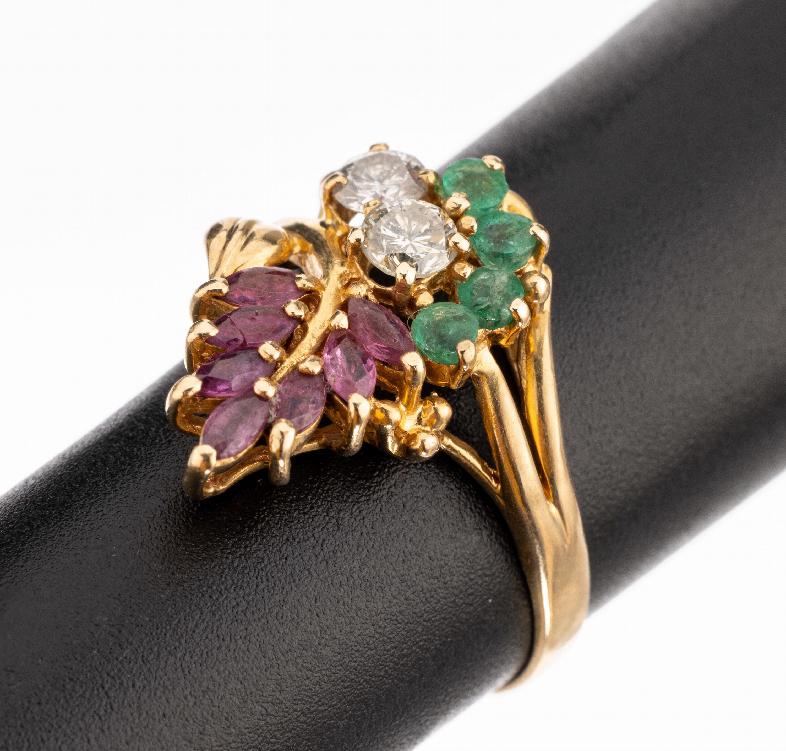 18 kt Gold Brillant-Farbstein-Ring, GG 750/000, abstrakt floraler Ringkopf, 2 Brillanten zus. ca. 0.45 ct Weiß-get.Weiß/p, 7Rubin-Navettes zus. ...