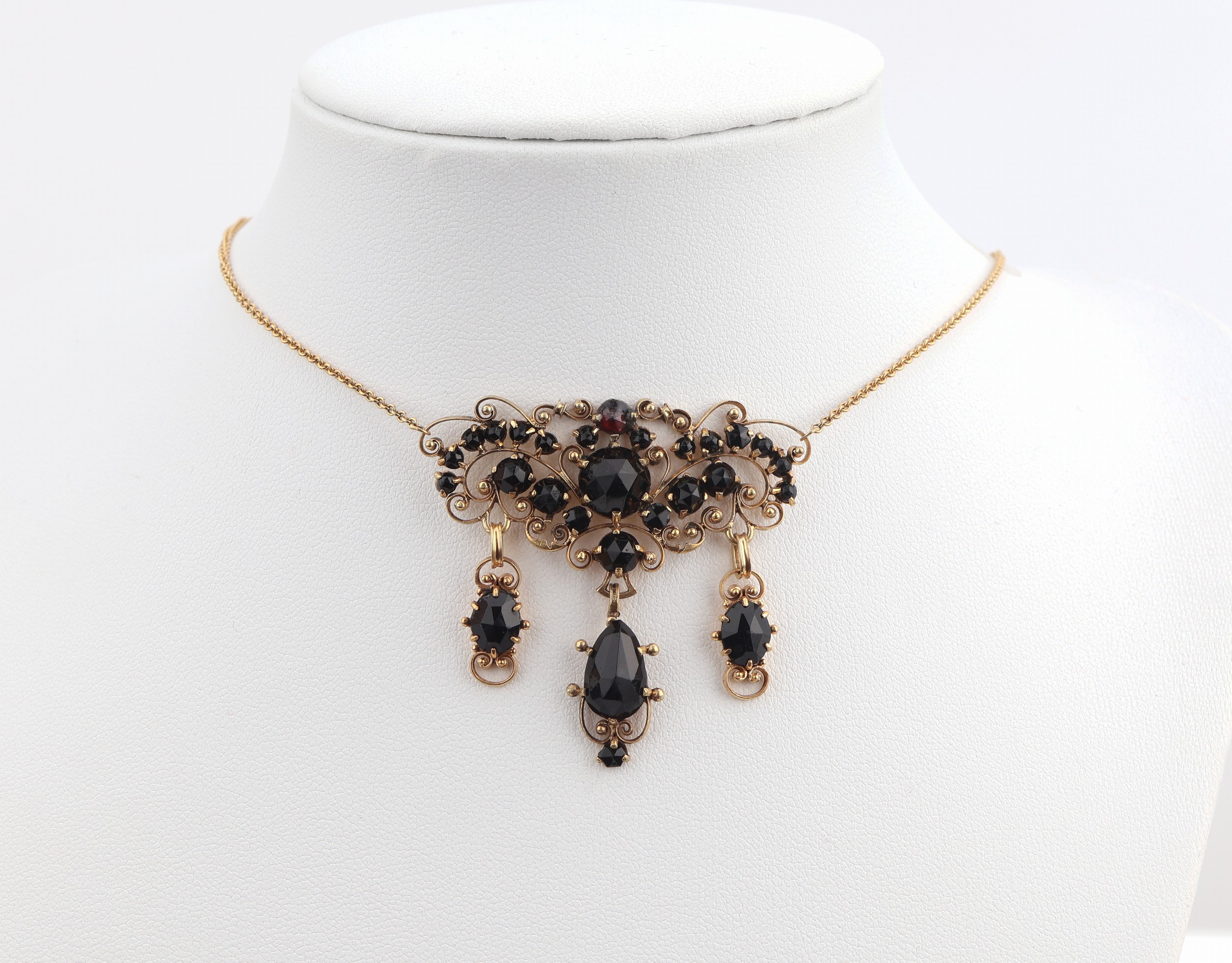 Onyx-Collier, um 1880, Silber verg., nach Vorbild des sogn. Ulmer Renaissance-Schmuck, Rocaillen und Voluten, L. ca. 45 cm, Steckverschluss
