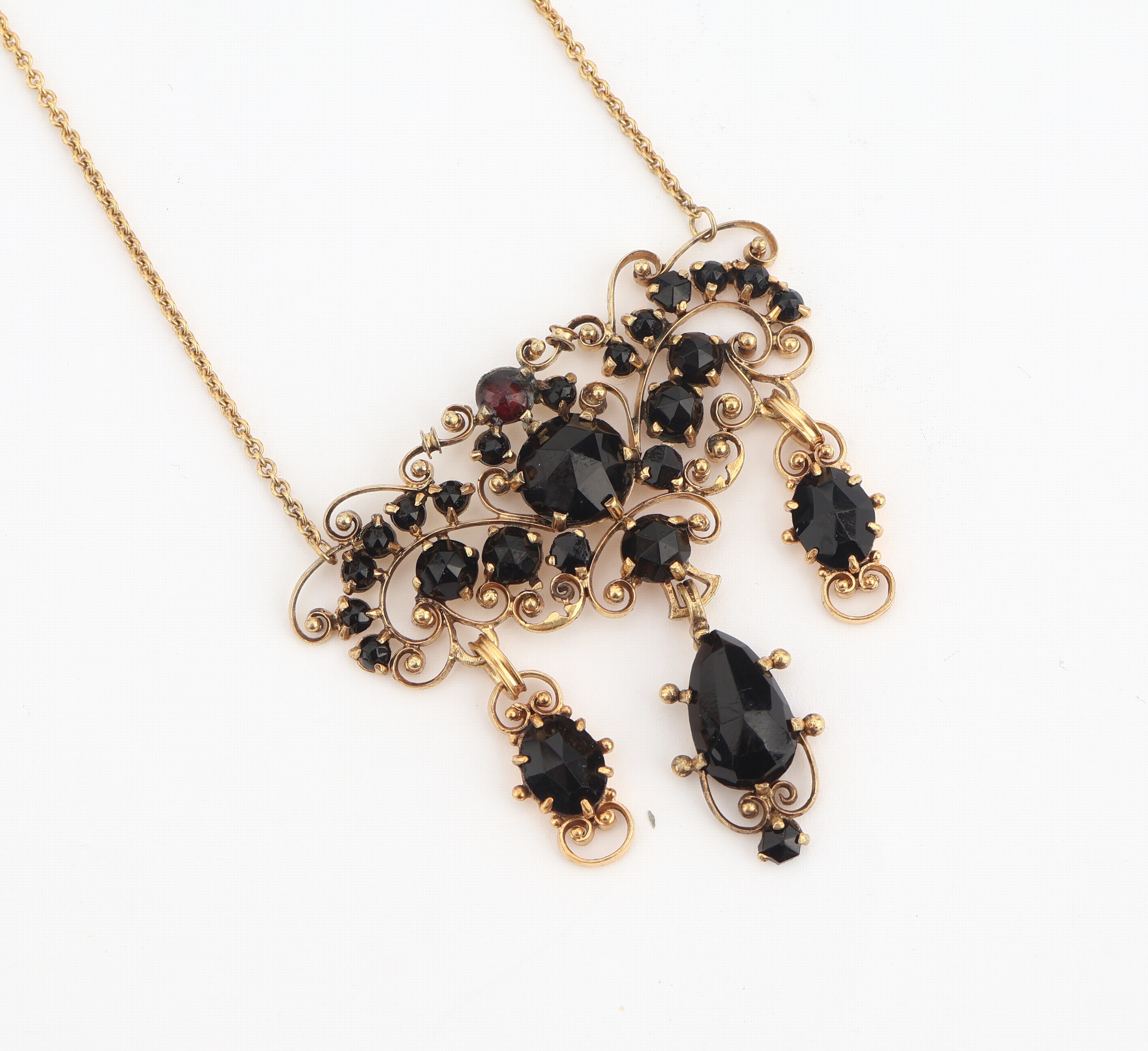 Detail a: Onyx-Collier, um 1880, Silber verg., nach Vorbild des sogn. Ulmer Renaissance-Schmuck, Rocaillen und Voluten, L. ca. 45 cm, Steckverschluss