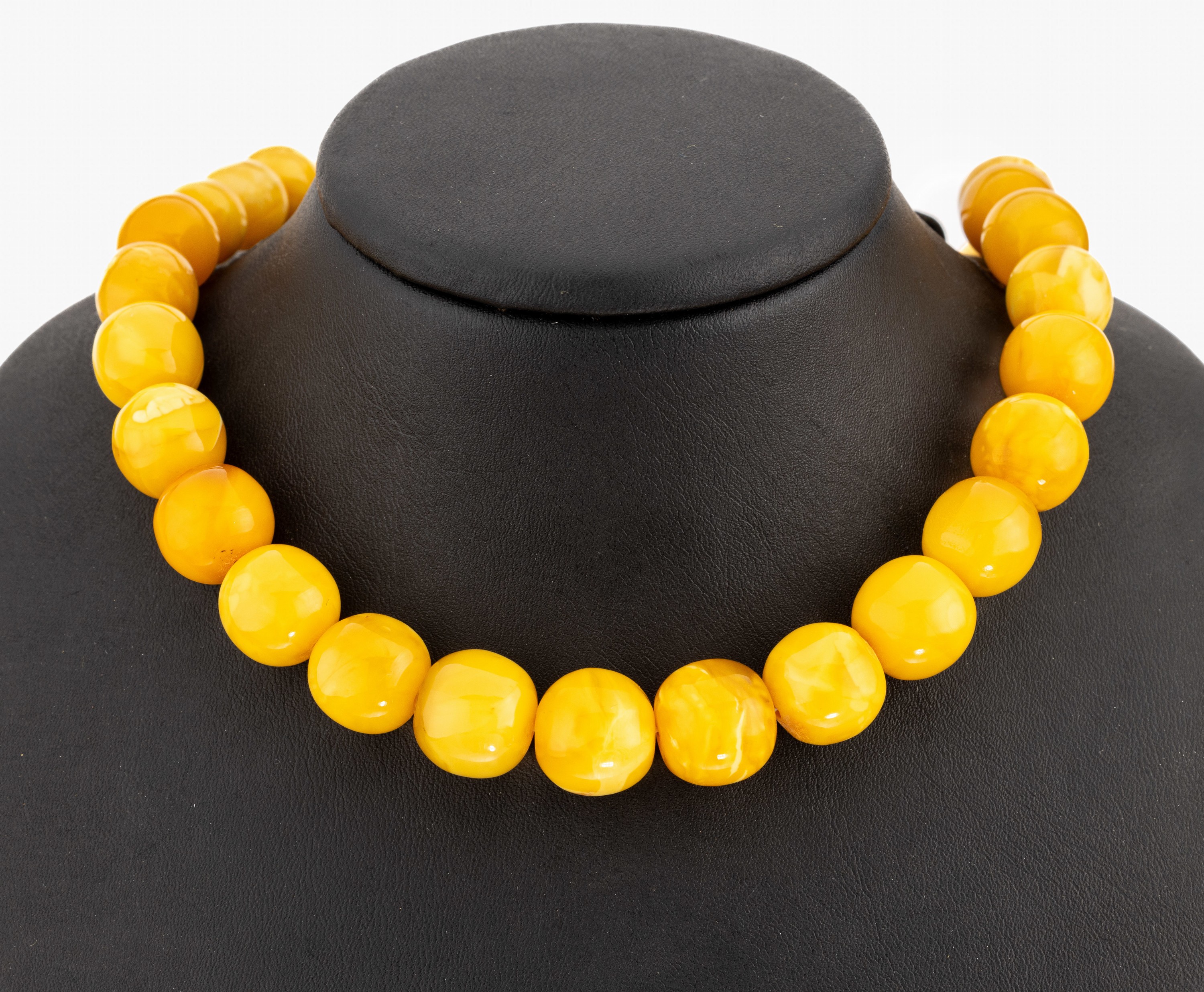Bernstein-Collier, im Verlauf, Butterscotch-Bernsteinkugeln, D. ca. 11.9-15.6 mm, L. ca. 48 cm, Schraubverschluss in Bernstein integriert, 6 weitere ...