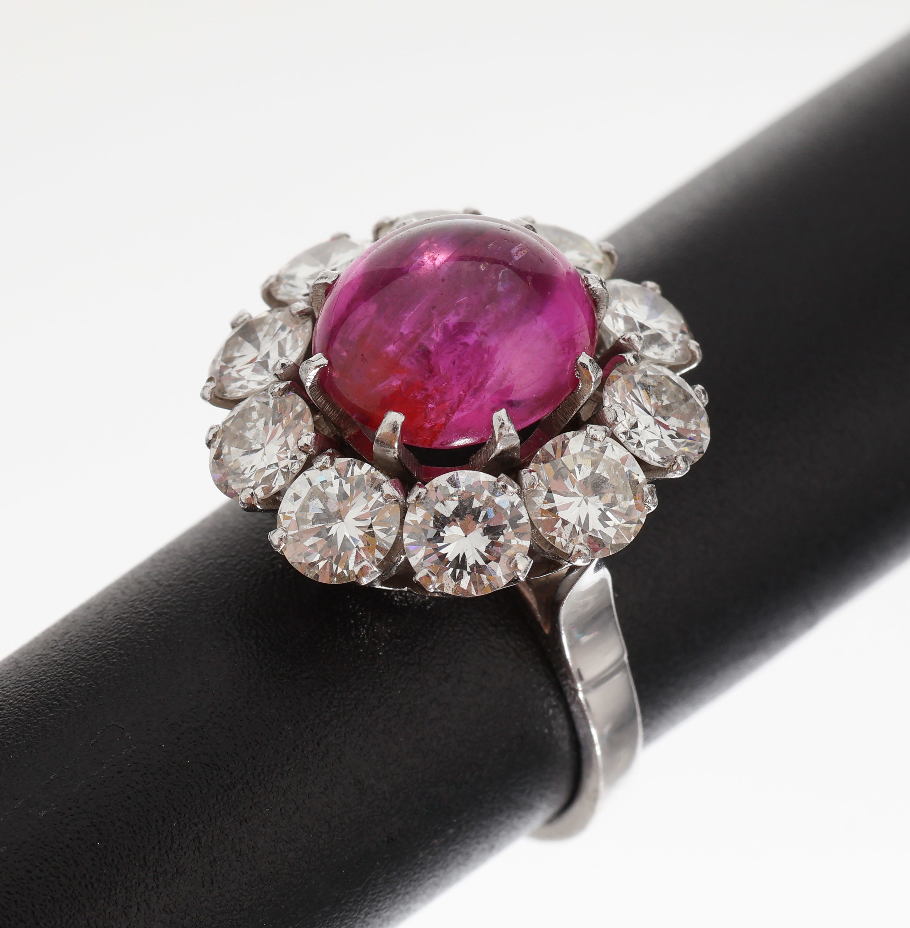 Platin Rubin-Brillant-Ring, Pt gepr., mittig Rubin-Cabochon ca. 3.0 ct, sehr schöne Farbe, umgeben von 10 Brillanten zus. ca. 3.50 ct feines ...