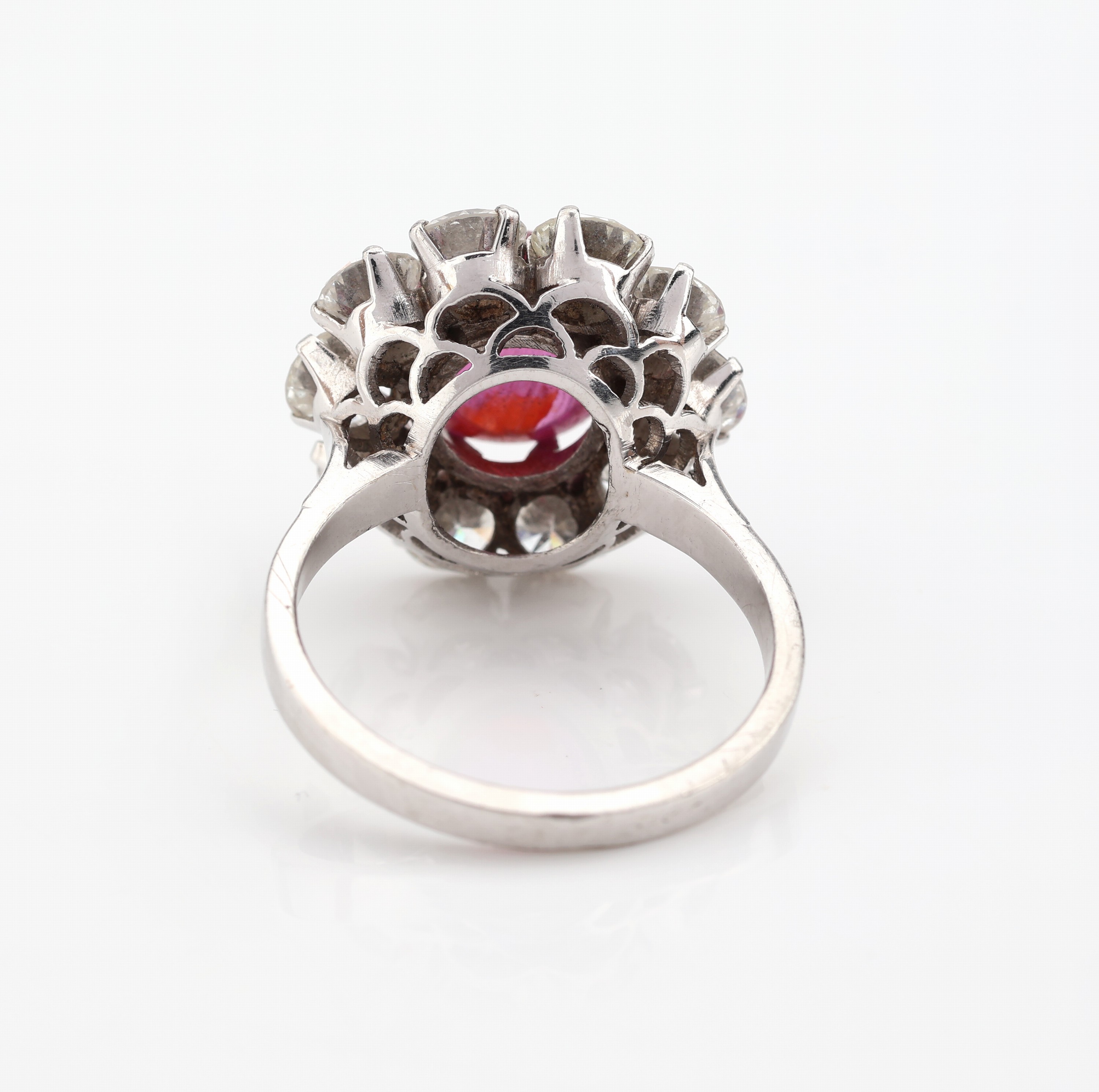Detail c: Platin Rubin-Brillant-Ring, Pt gepr., mittig Rubin-Cabochon ca. 3.0 ct, sehr schöne Farbe, umgeben von 10 Brillanten zus. ca. 3.50 ct feines ...