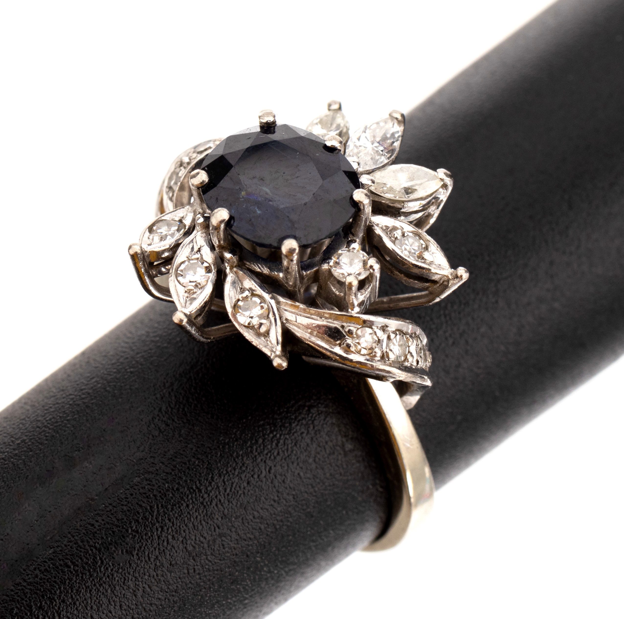 18 kt Gold Saphir Diamant Ring, WG 750/000,ovalfacett. Saphir ca. 2.0 ct, umgeben von 3 Diamantnavettes und 13 8/8- Diamanten zus. ca. 0.45 ct ...