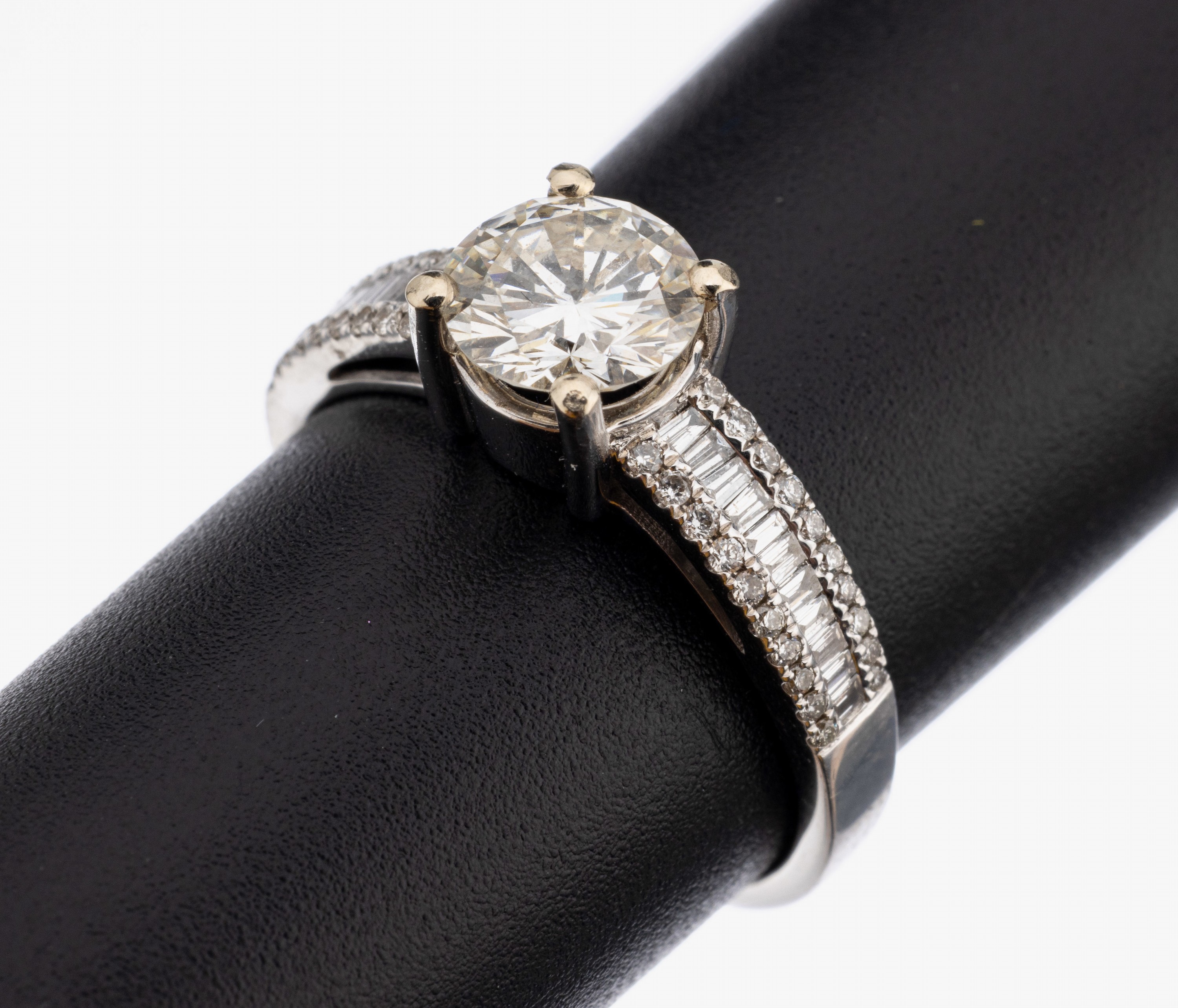 18 kt Gold Diamant-Ring, WG 750/000, mittigerhaben gefasster Brillant ca. 1.05 ct Weiß(H)/vvs2, Ringschultern mit insg. 40 Brillanten und 24 ...