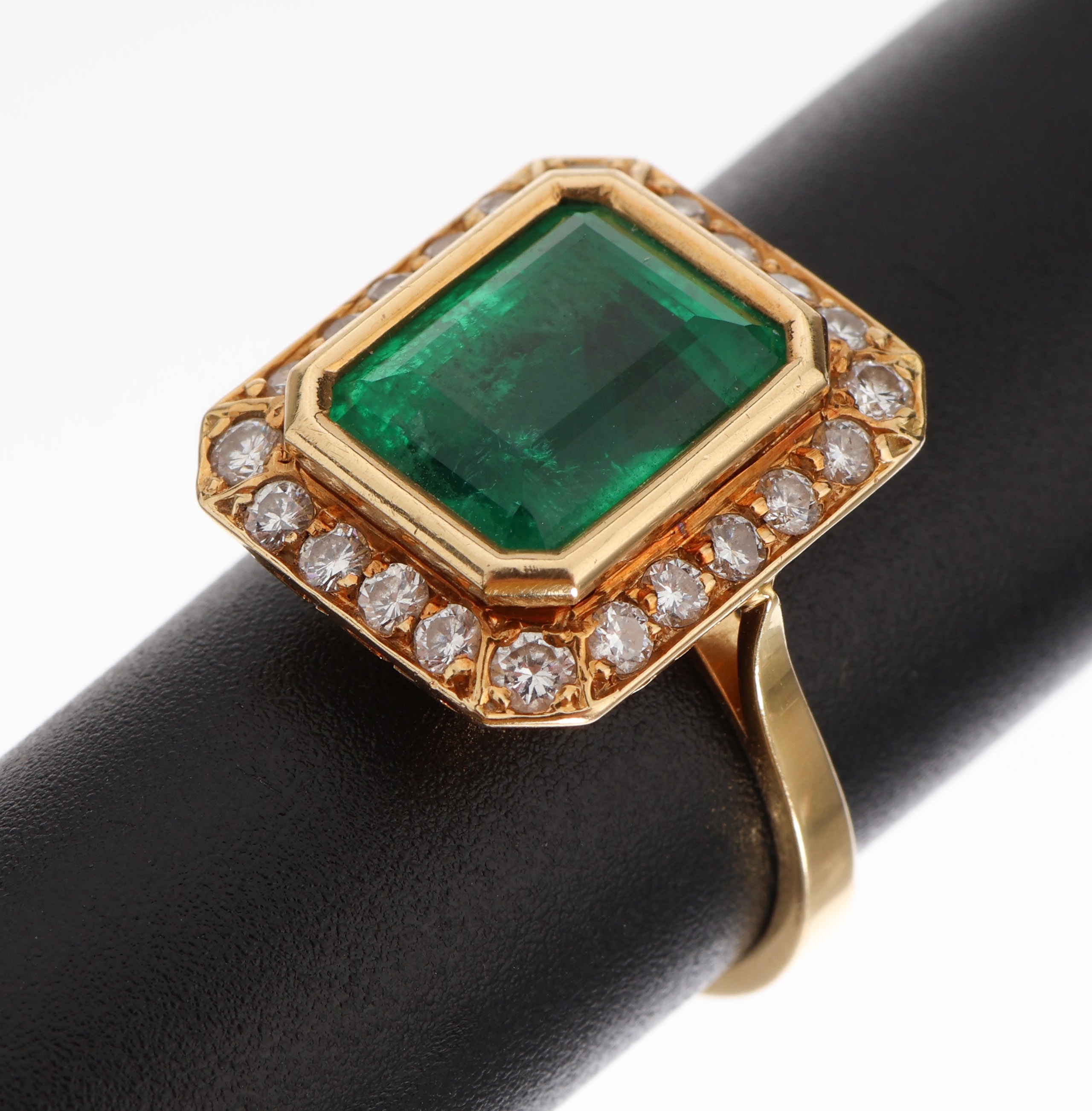 18 kt Gold Smaragd Brillant Ring, GG 750/000, facett. Smaragd im Emerald Cut ca. 5.0 ct, umgeben von 22 Brillanten zus. ca. 0.48 ct Weiß/si, RW 52, ...