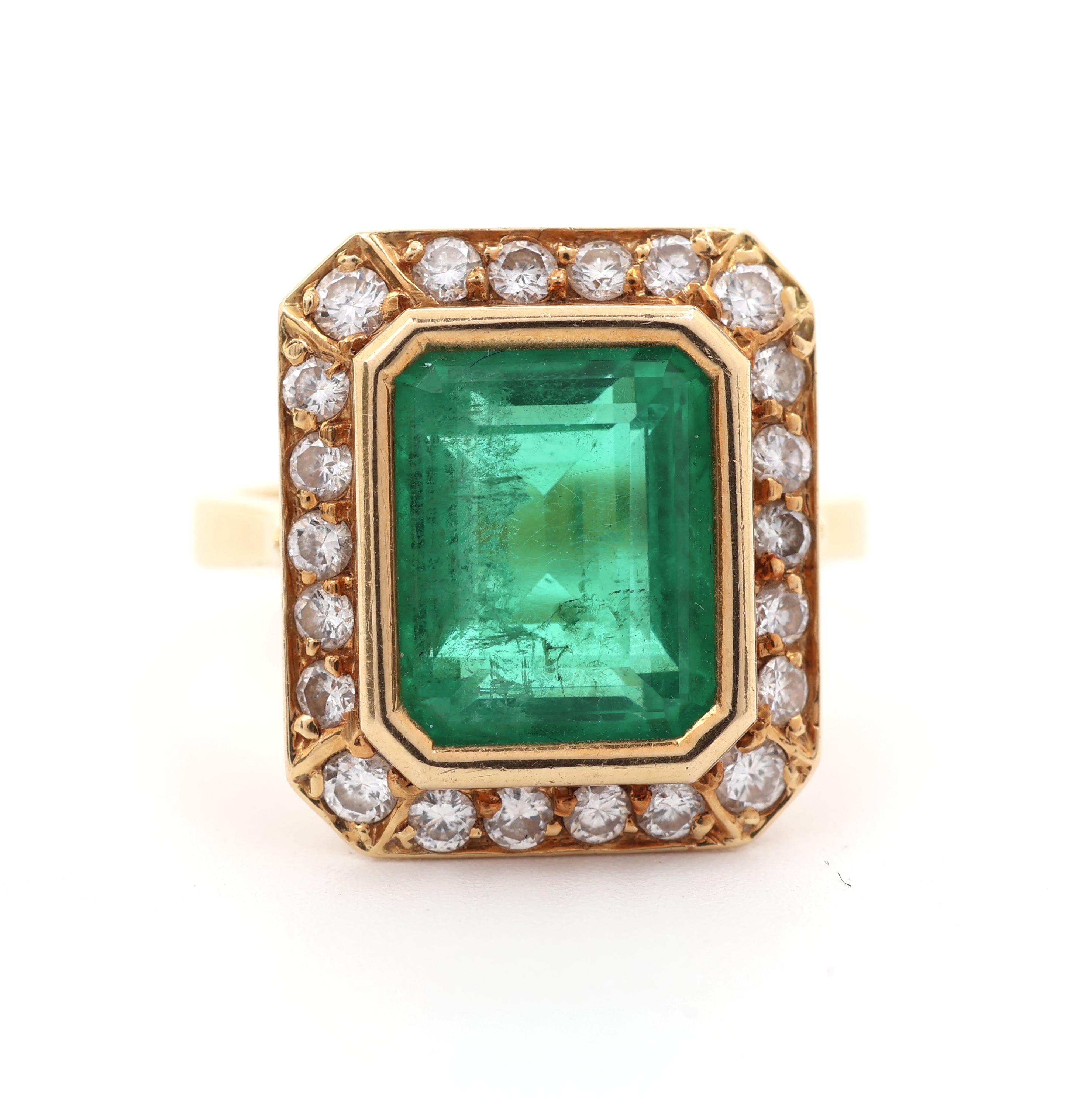 Detail a: 18 kt Gold Smaragd Brillant Ring, GG 750/000, facett. Smaragd im Emerald Cut ca. 5.0 ct, umgeben von 22 Brillanten zus. ca. 0.48 ct Weiß/si, RW 52, ...