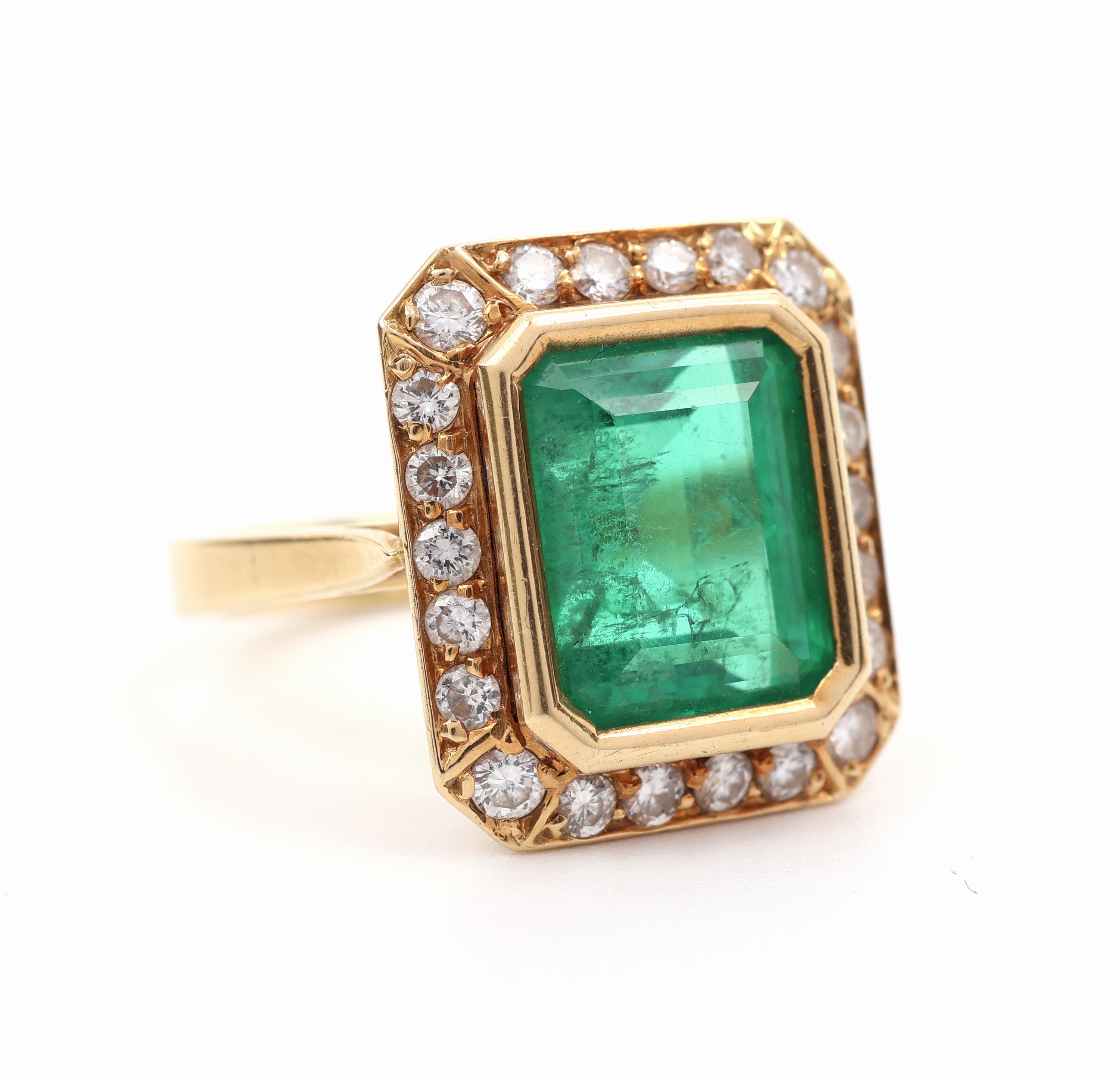 Detail b: 18 kt Gold Smaragd Brillant Ring, GG 750/000, facett. Smaragd im Emerald Cut ca. 5.0 ct, umgeben von 22 Brillanten zus. ca. 0.48 ct Weiß/si, RW 52, ...