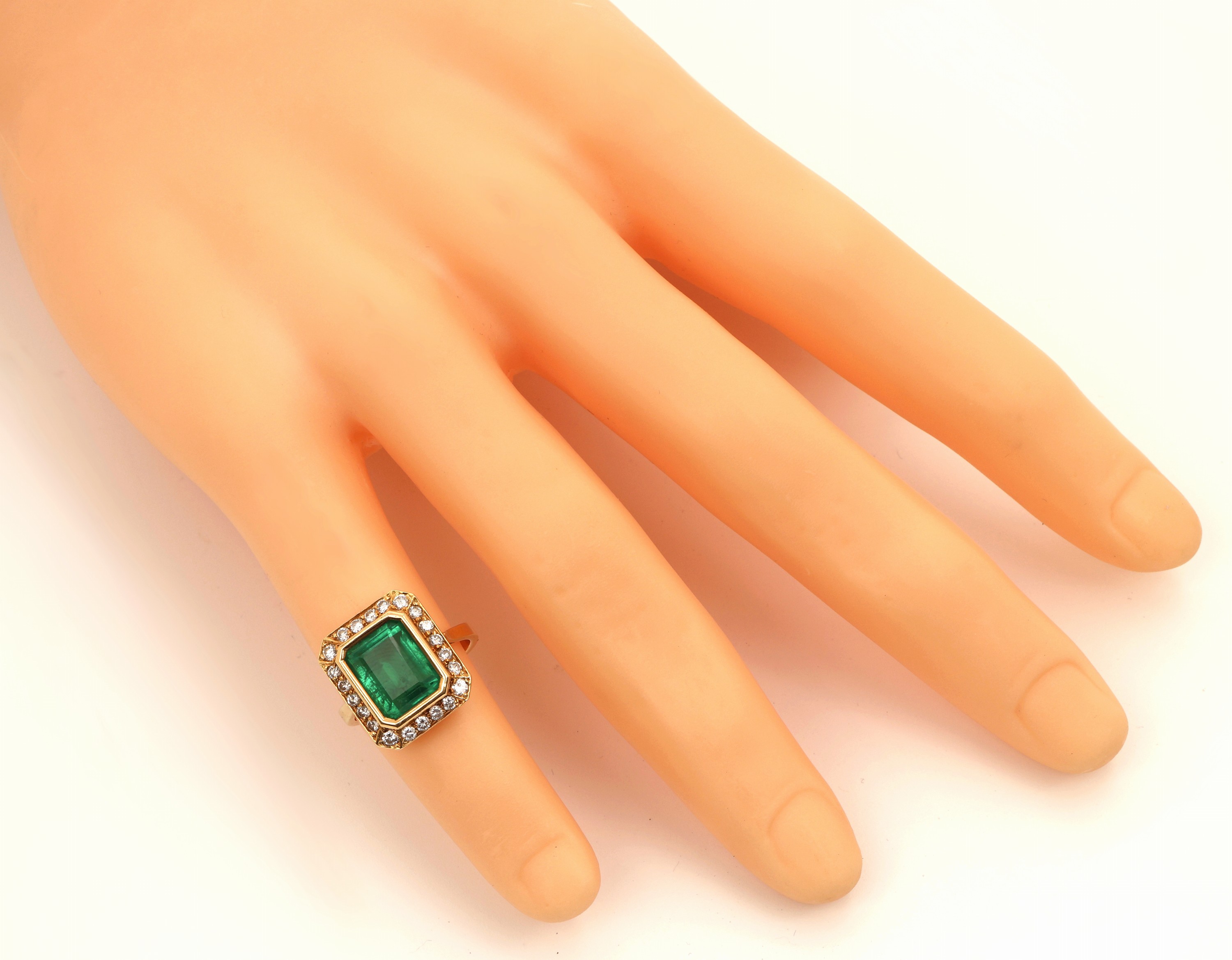 Detail c: 18 kt Gold Smaragd Brillant Ring, GG 750/000, facett. Smaragd im Emerald Cut ca. 5.0 ct, umgeben von 22 Brillanten zus. ca. 0.48 ct Weiß/si, RW 52, ...