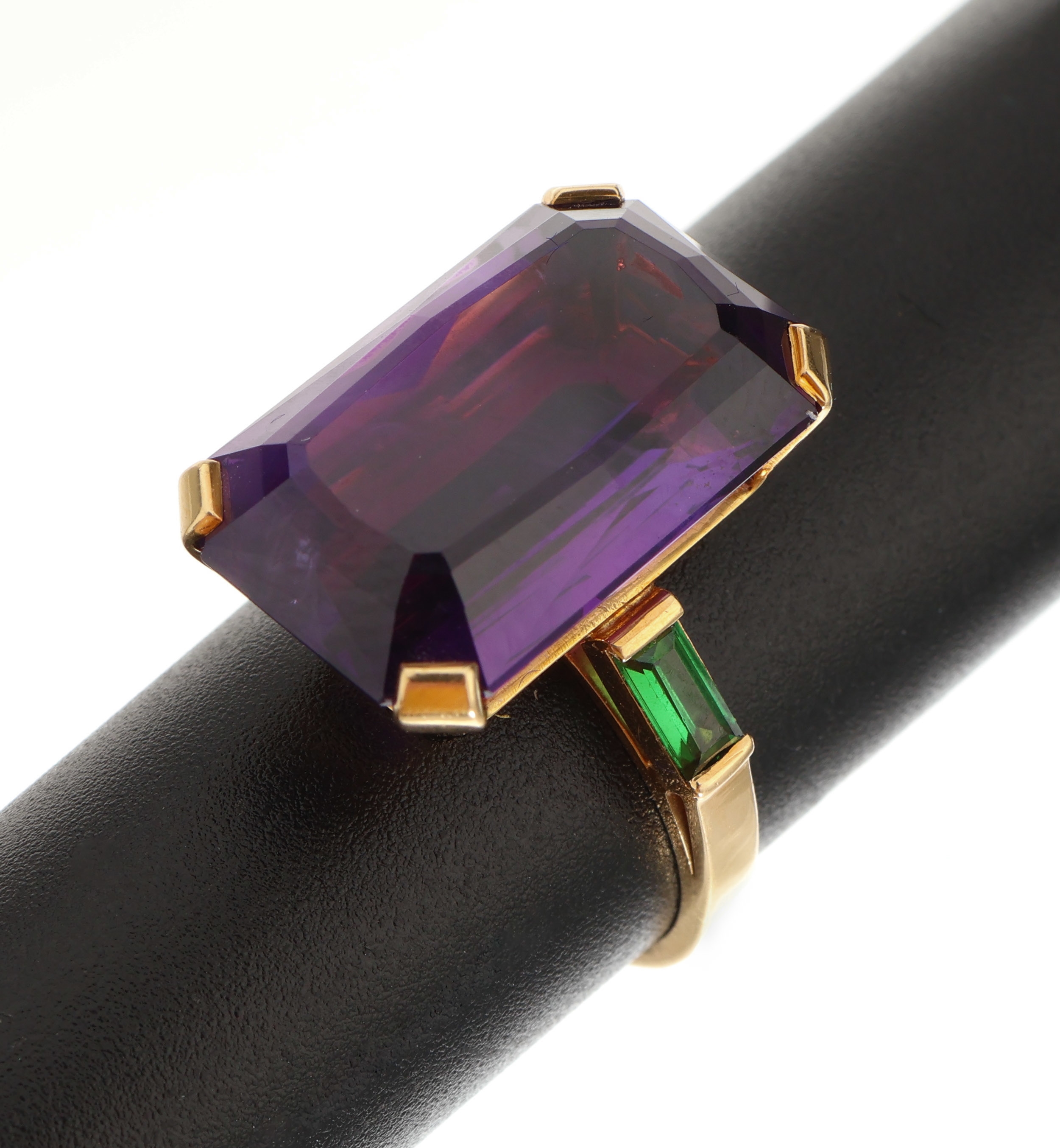18 kt Gold Amethyst Tsavorith-Ring, GG 750/00, facett. Amethyst ca. 17.0 ct, seitl. facett. Tsavorithe zus. ca. 0.20 ct, RW 53, ca. 7.1 g, ...
