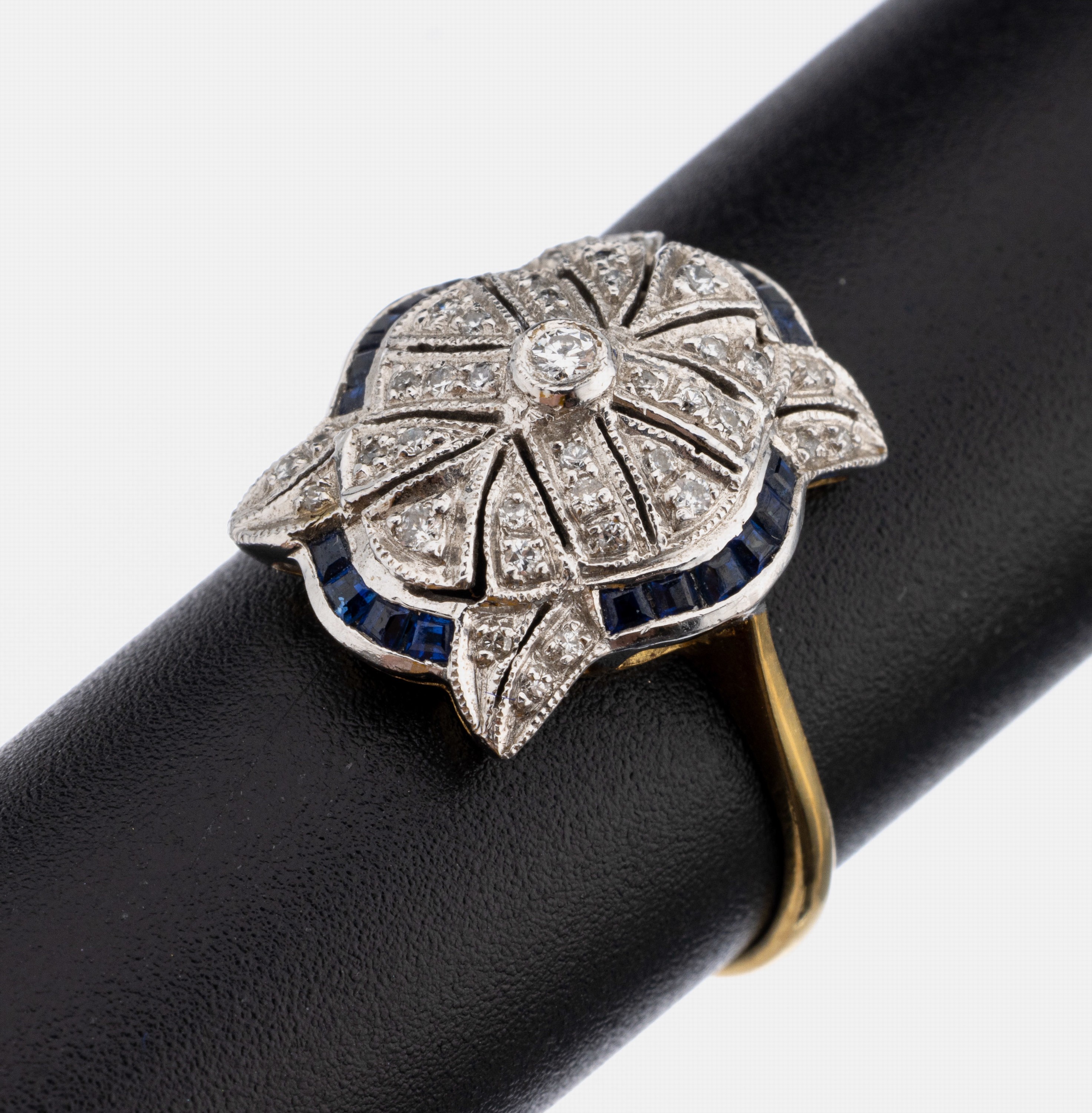 18 kt Gold Diamant-Saphir-Ring, GG/WG 750/000, im Stil des Art-Deco, Ringkopf WG, 38Brillanten zus. ca. 0.15 ct Weiß/si-p, eingeschliffene Saphire ...