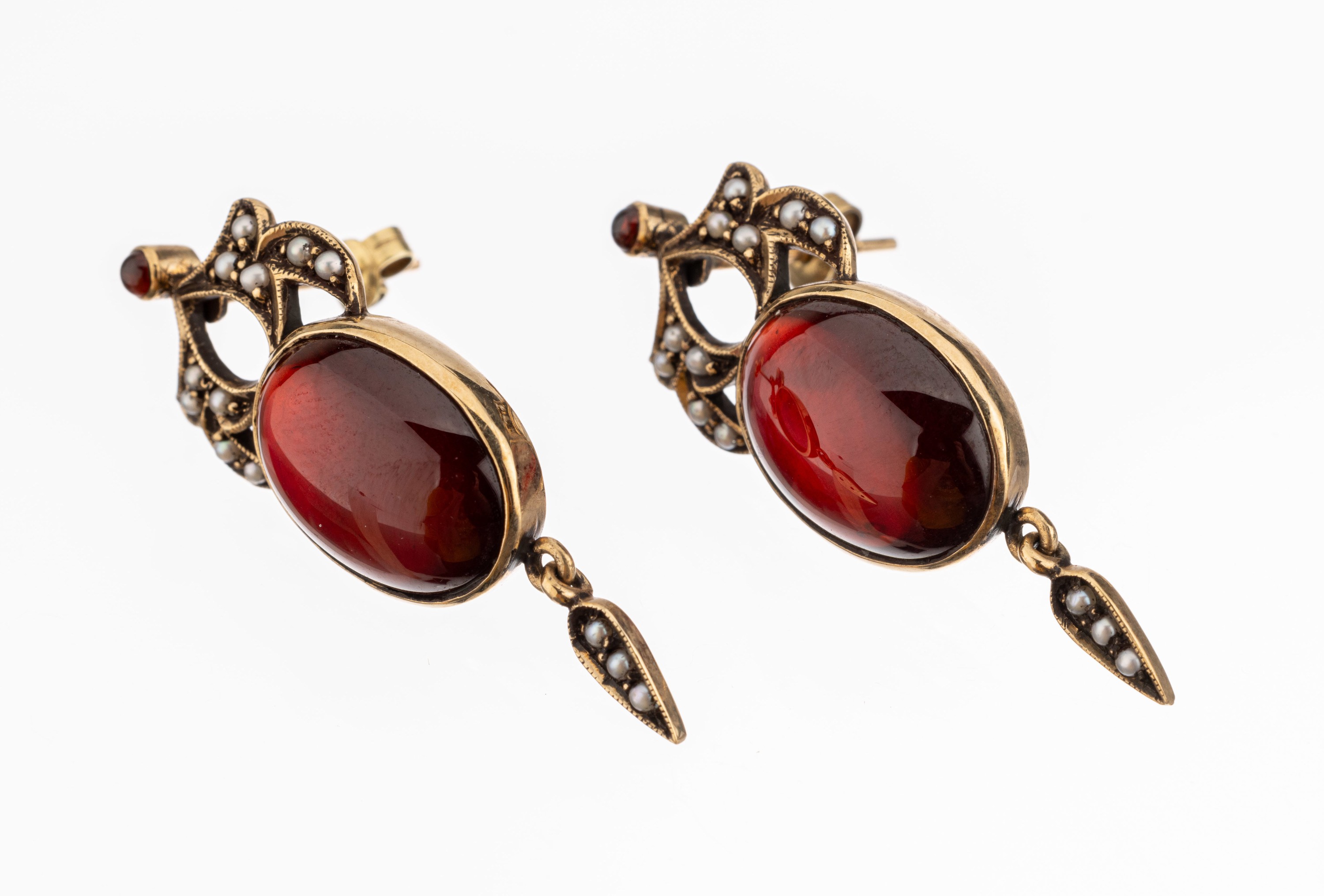 Paar 9 kt Gold Granat-Perl-Ohrstecker, GG 375/000, geschwungenes Ornament mit kl. Saatperlen, gr. ovale Granat-Cabochons, ca. 9.0 g