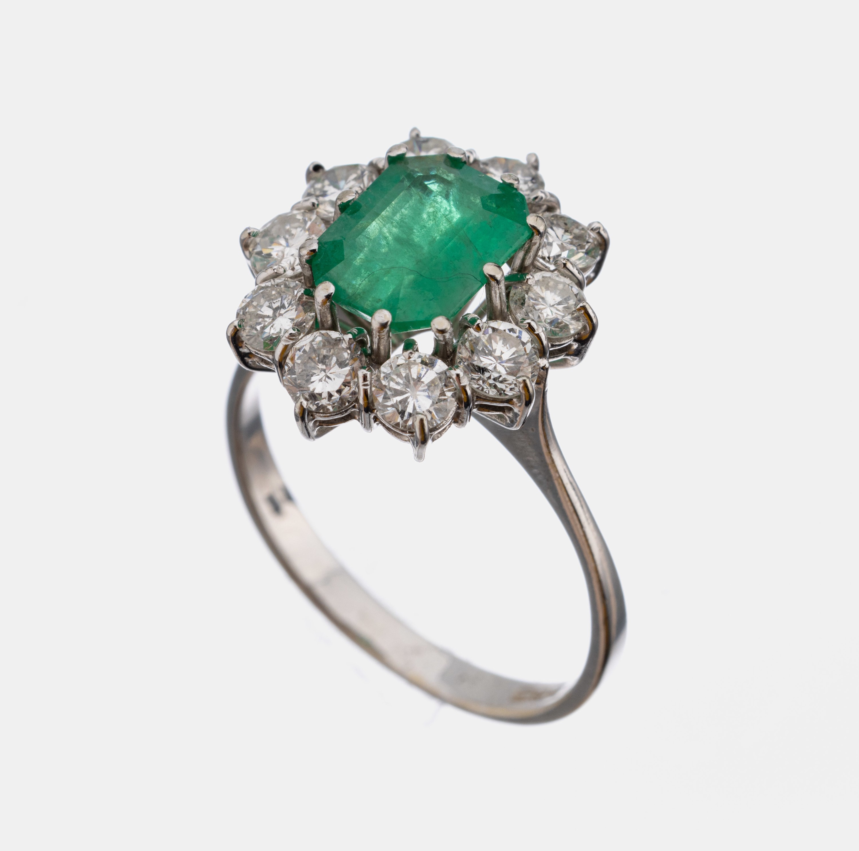 14 kt Gold Smaragd-Brillant-Ring, WG 585/000, mittig Smaragd im Treppenschliff ca. 2.50 ct, umgeben von 10 Brillanten zus. ca. 2.0 ct ...