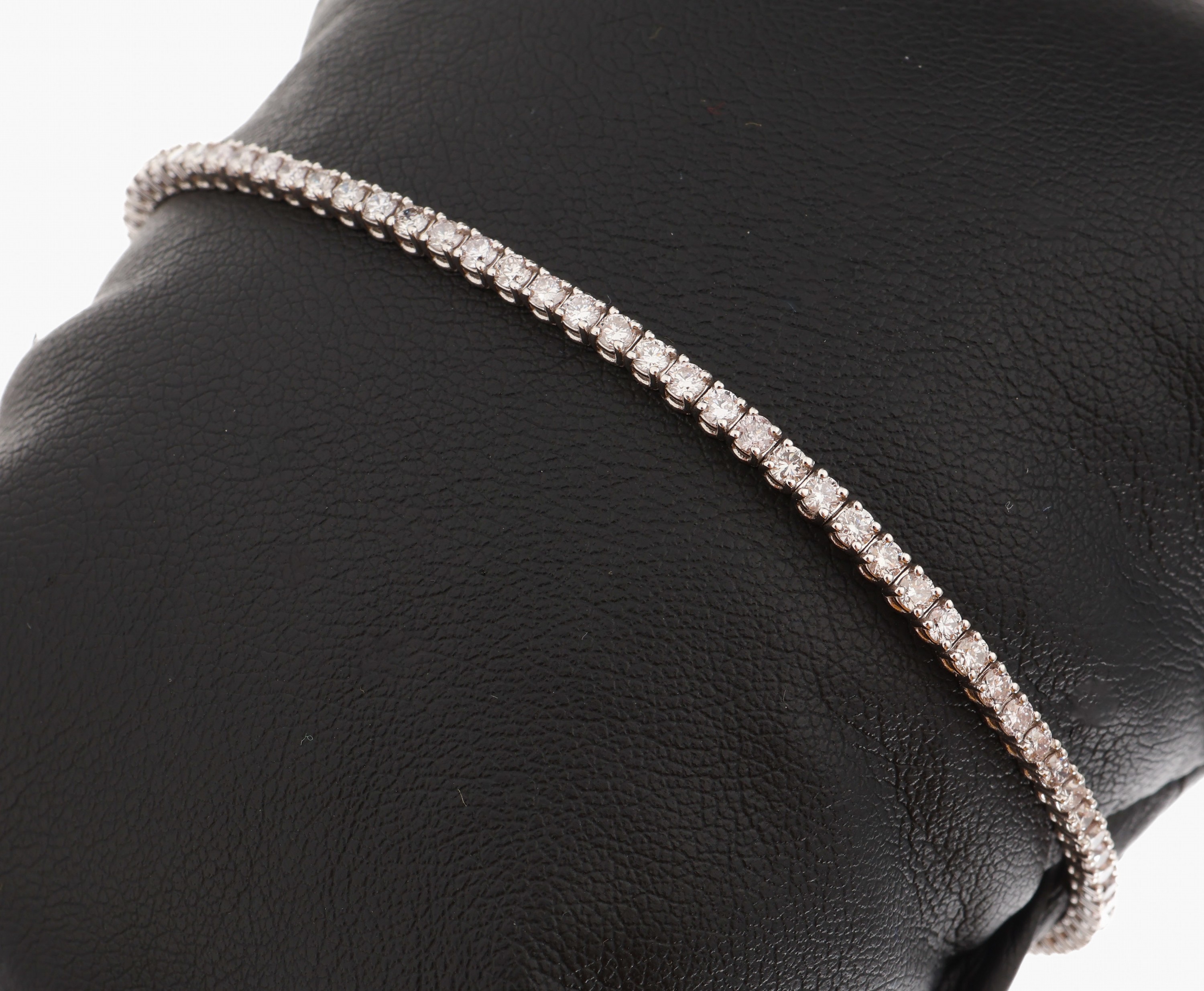 14 kt Gold Brillant Armband, WG 585/000, bes. mit 78 Brillanten zus. ca. 2.63 ct light Pink-natural fancy Pink/vs2-si3, L. ca. 17.5 cm, Kastenschlo? ...