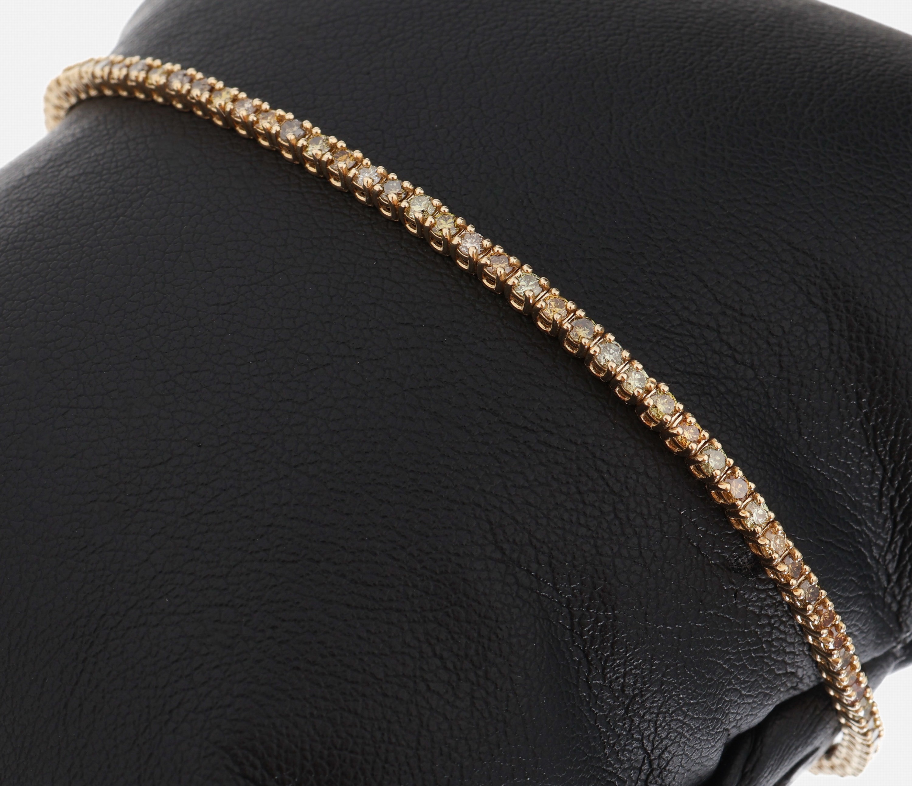 14 kt Gold Brillantarmband, GG 585/000, 85 Brillanten zus. ca. 2.15 ct mixed colors/vs2- si3, L. ca. 18 cm, Kastenschlo? mit Sicher- heitsacht, ca. ...