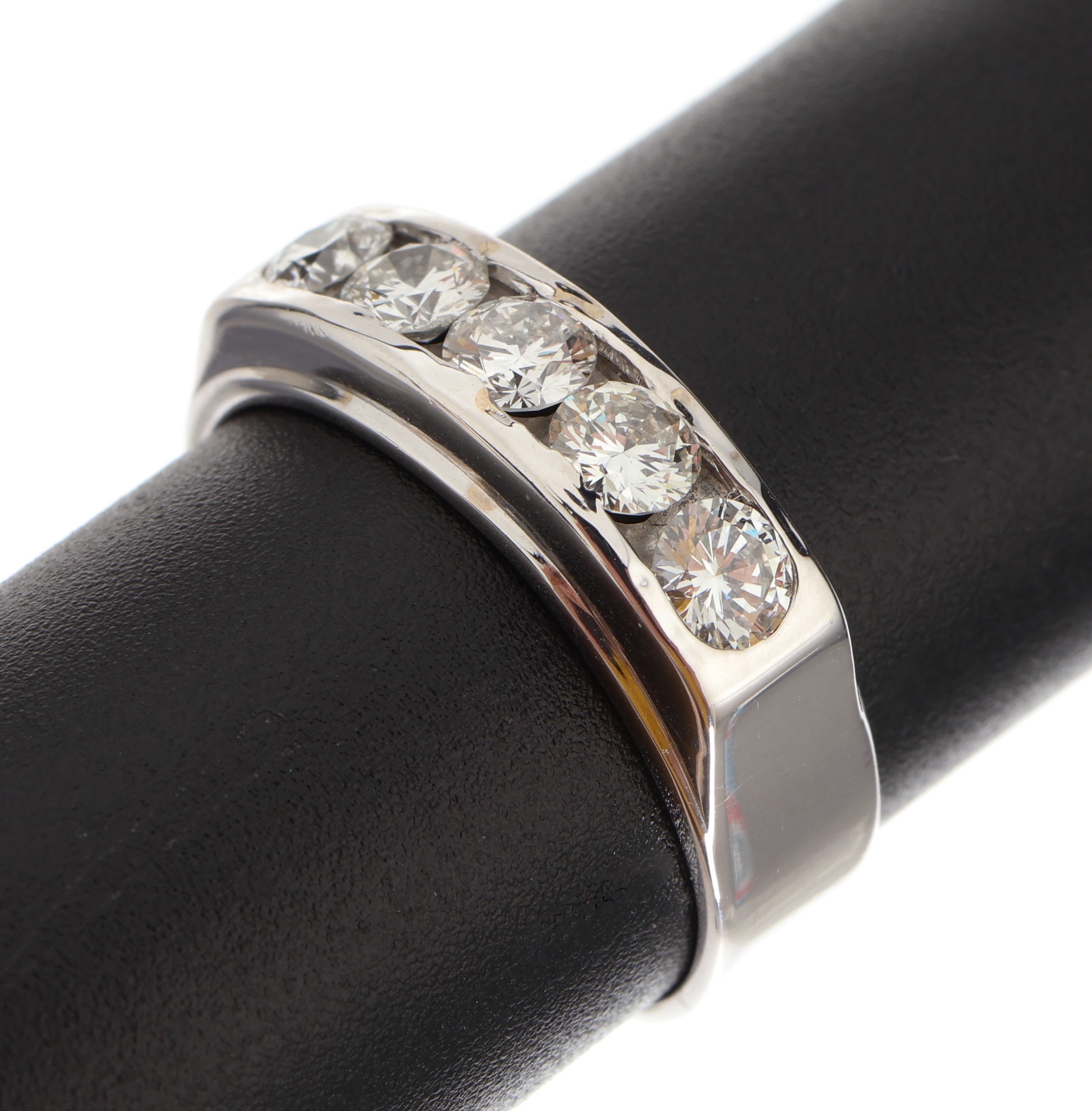 18 kt Gold Brillant-Ring, WG 750/000, 5 Brillanten zus. ca. 0.90 ct feines Weiss- Weiss/vs-si, (1 Stein besch.), RW 56.5, ca. 6.5 g