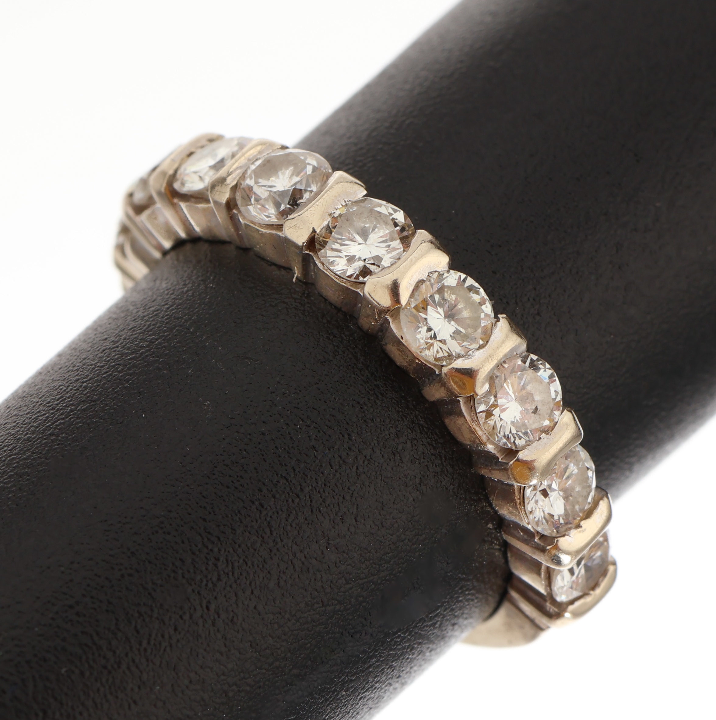 18 kt Gold Brillant-Ring, WG 750/000, bes. mit 9 Brillanten zus. ca. 1.08 ct Weiss/siRW 52, ca. 3.7 g, Adlerkopfpunze