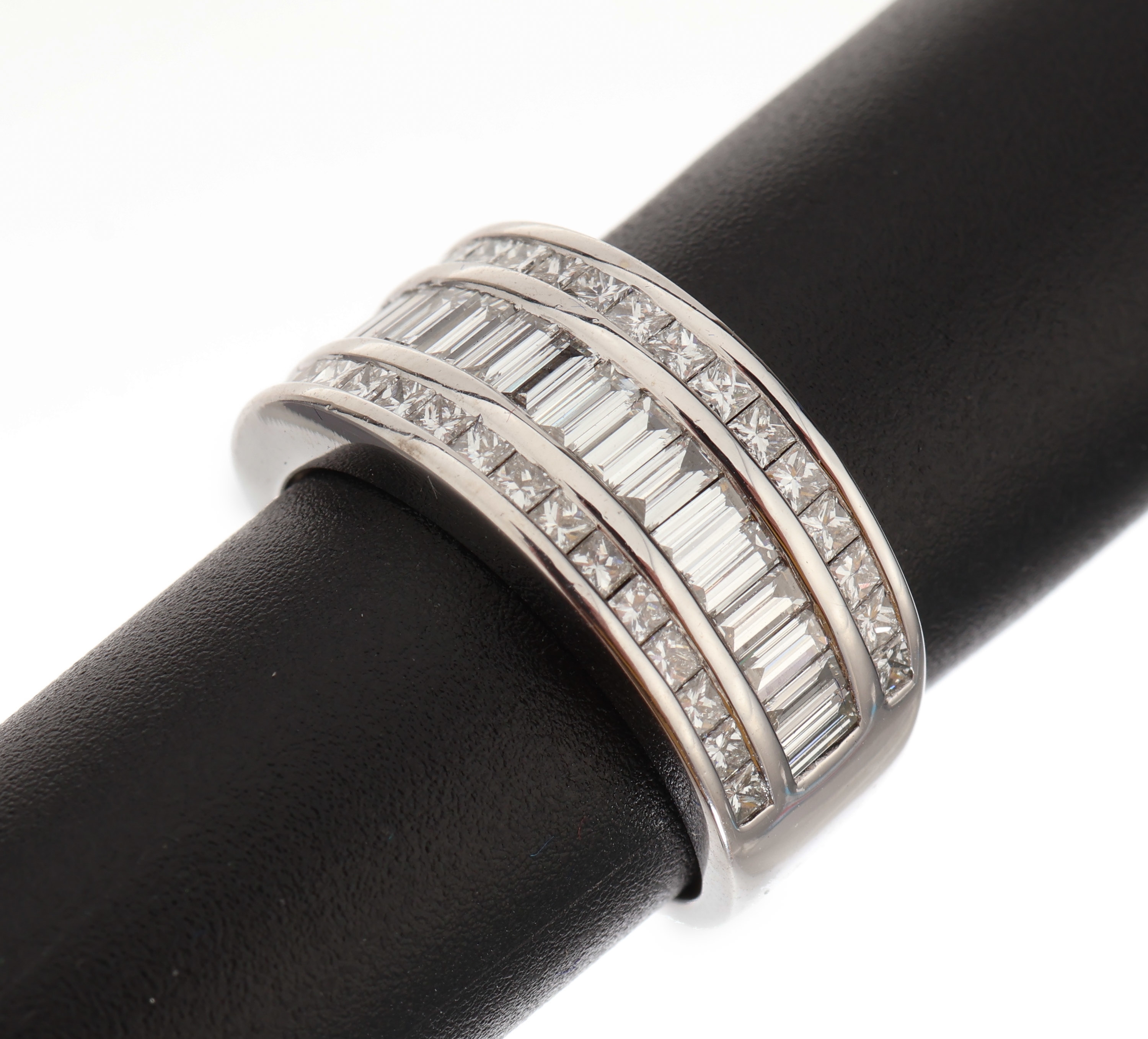 18 kt Gold Diamant Ring, WG 750/000, gepr.,bes. mit 38 Diamanten im Princess-Cut zus. ca.0.76 ct feines Weiss/vs, 20 Diamantbaguettes zus. ca. 1.40 ...