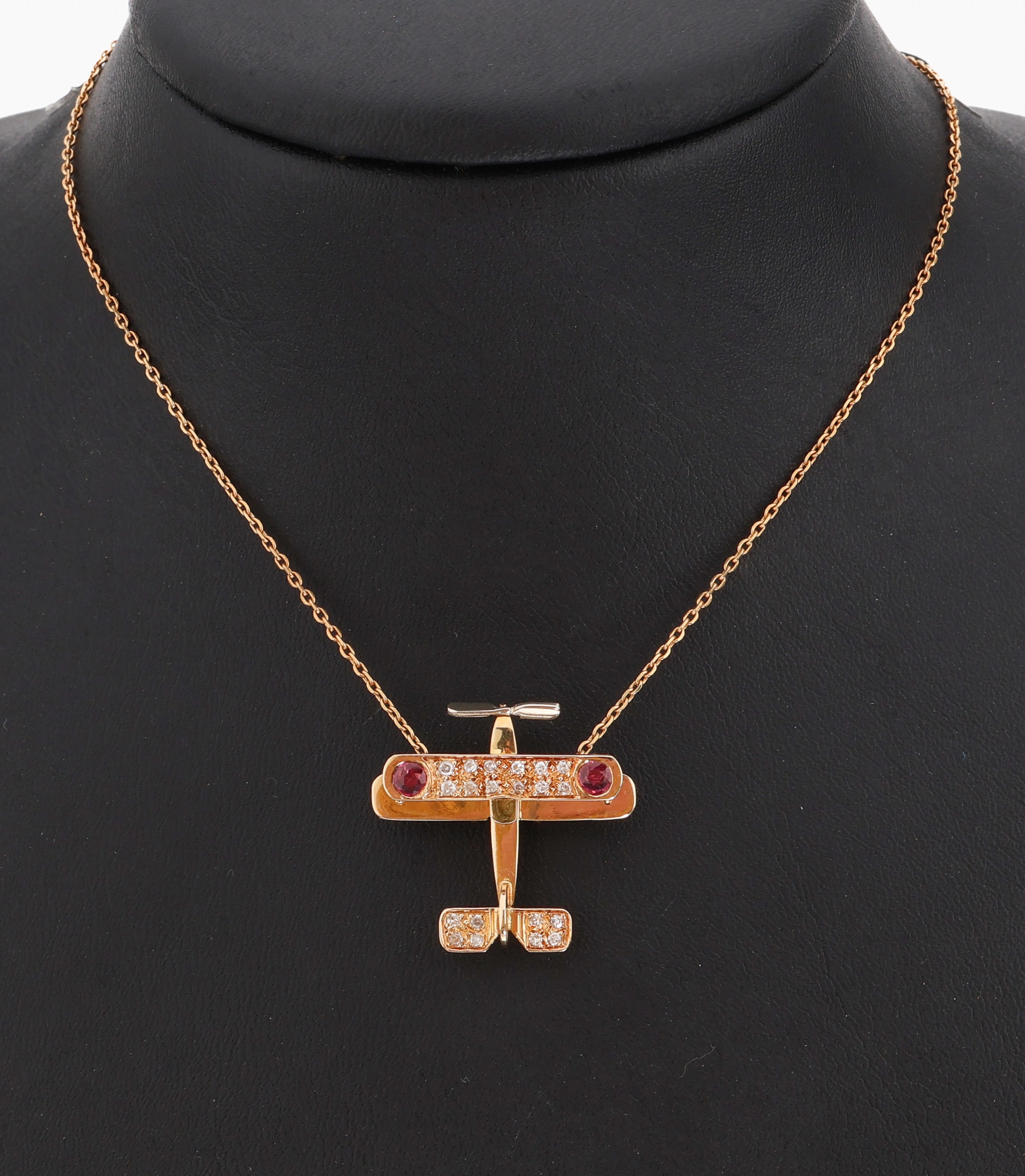 18 kt Gold Diamant Rubin Anhänger, "Doppeldecker", GG/WG 750/000, gepr., bes. mit 20 8/8-Diamanten zus. ca. 0.10 ct Weiss/p, 2 ...