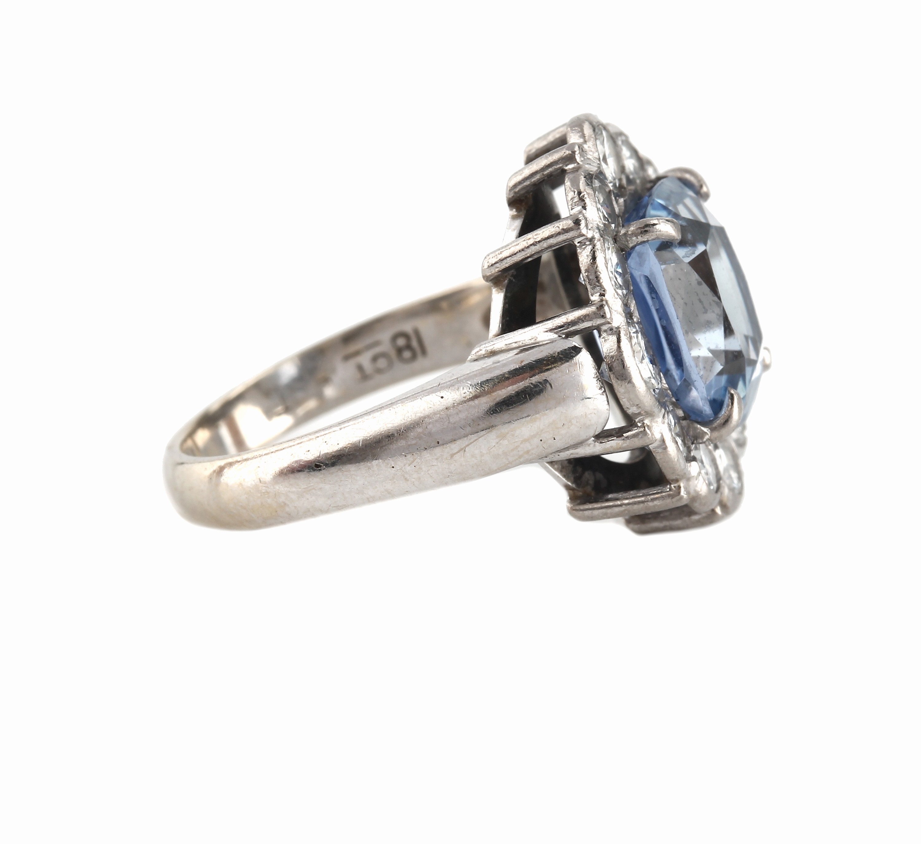 Detail b: 18 kt Gold Saphir-Brillant-Ring, WG 750/000, mittig facett. Saphir ca. 4.00 ct, umgeben von 12 Brillanten zus. ca. 2.00 ct Weiß/si, RW 56, ca. 7.4 g