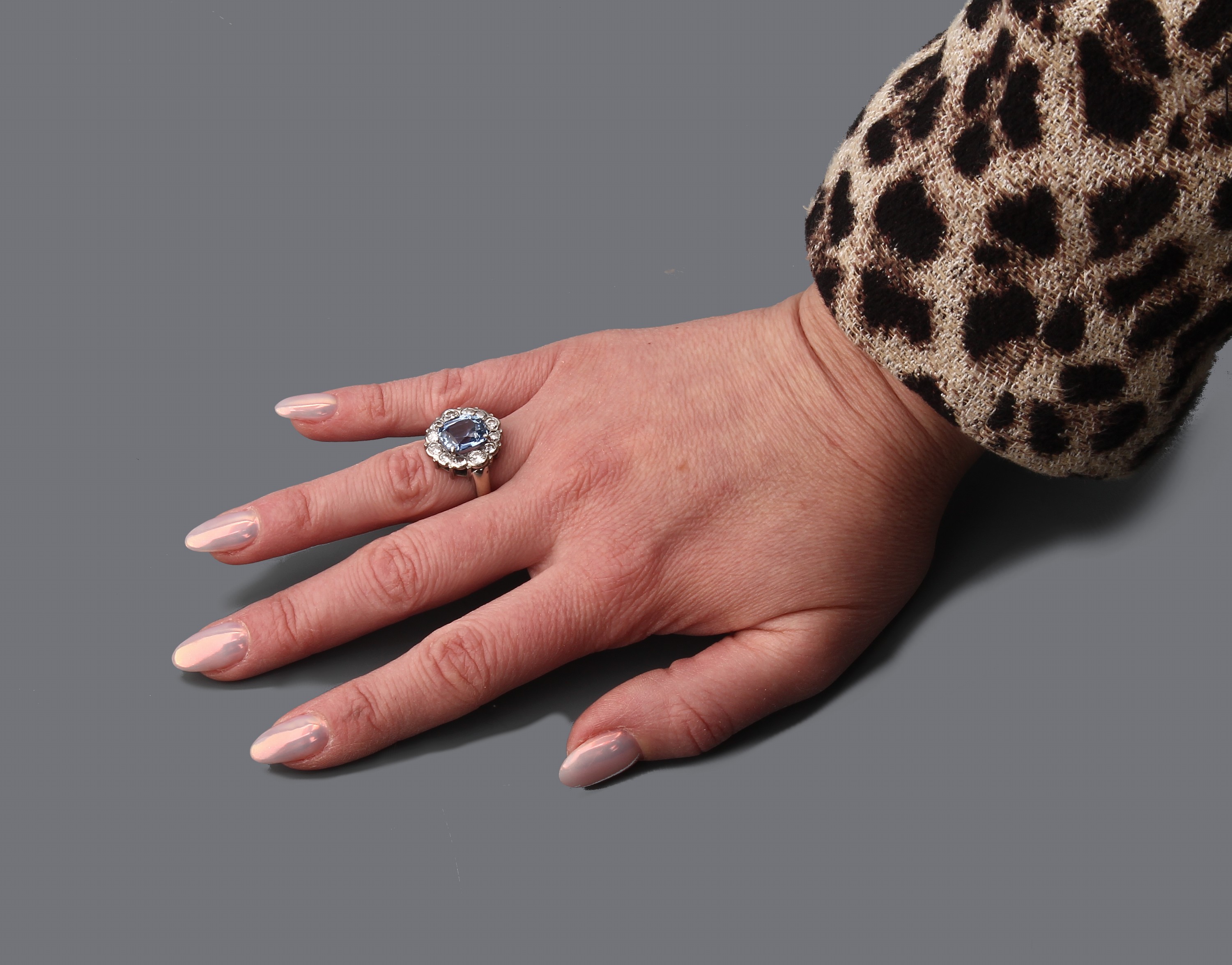 Detail d: 18 kt Gold Saphir-Brillant-Ring, WG 750/000, mittig facett. Saphir ca. 4.00 ct, umgeben von 12 Brillanten zus. ca. 2.00 ct Weiß/si, RW 56, ca. 7.4 g