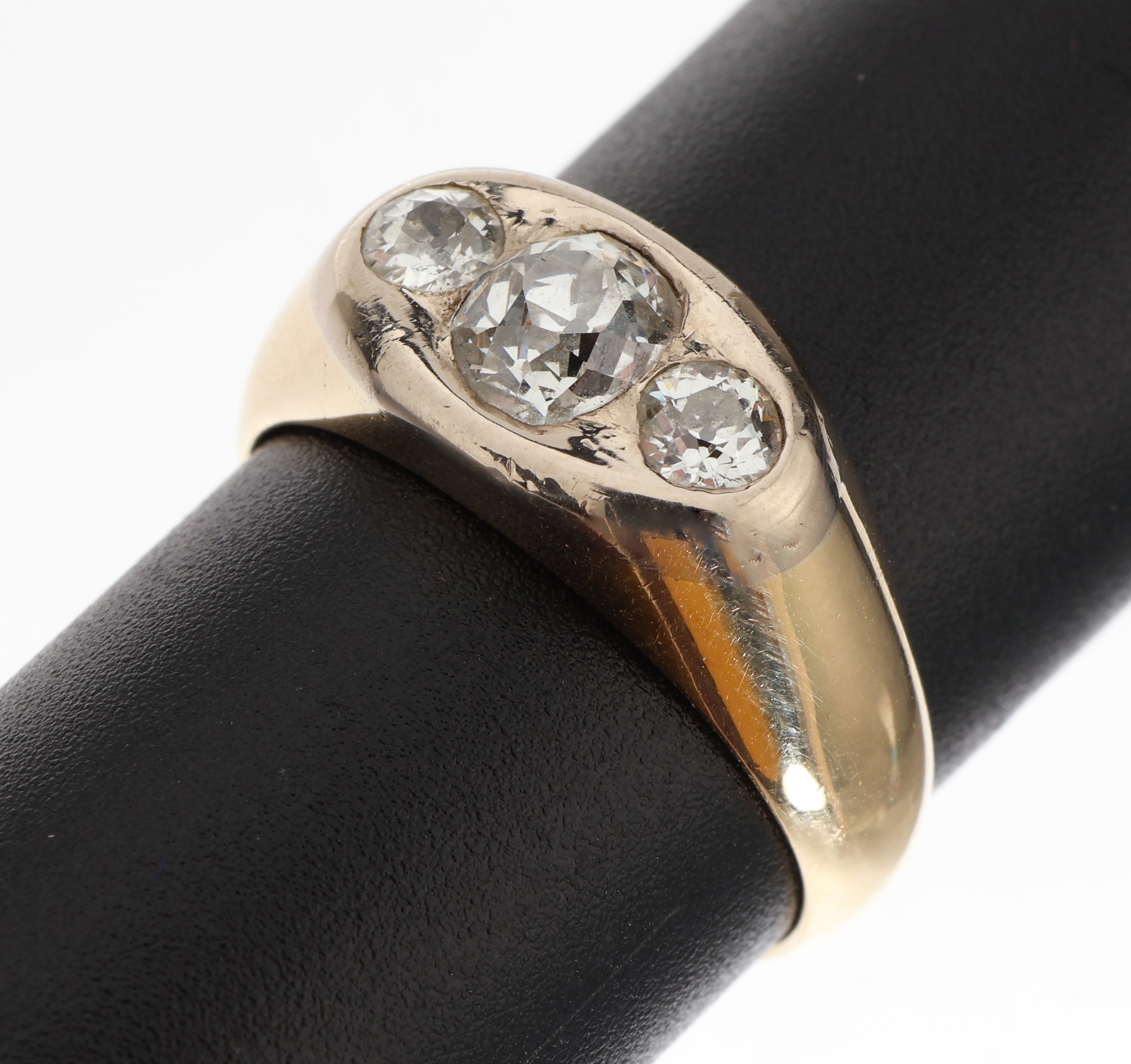 18 kt Gold Diamant Ring, GG/WG 750/000, 3 in WG gefasste Altschliffdiamanten zus. ca. 1.0 ct Weiß/si-p, RW 56, ca. 6.6 g, (Schiene innen mit Riss)