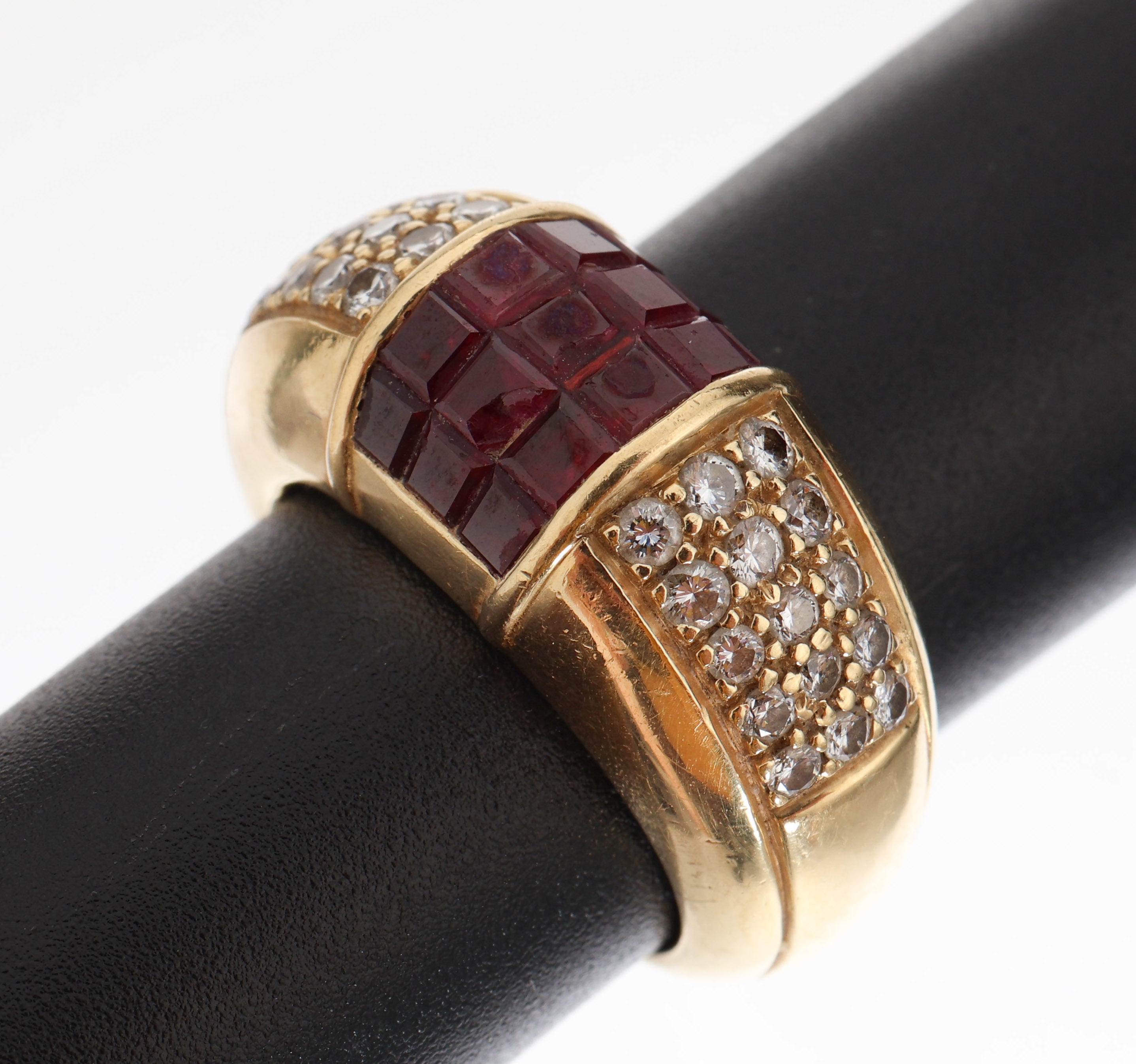 18 kt Gold Rubin Brillant Ring, GG 750/000,facett. 15 Rubine (3 x besch.) zus. ca. 0.75 ct, seitl. flankiert von 30 Brillanten zus. ca. 0.39 ct ...