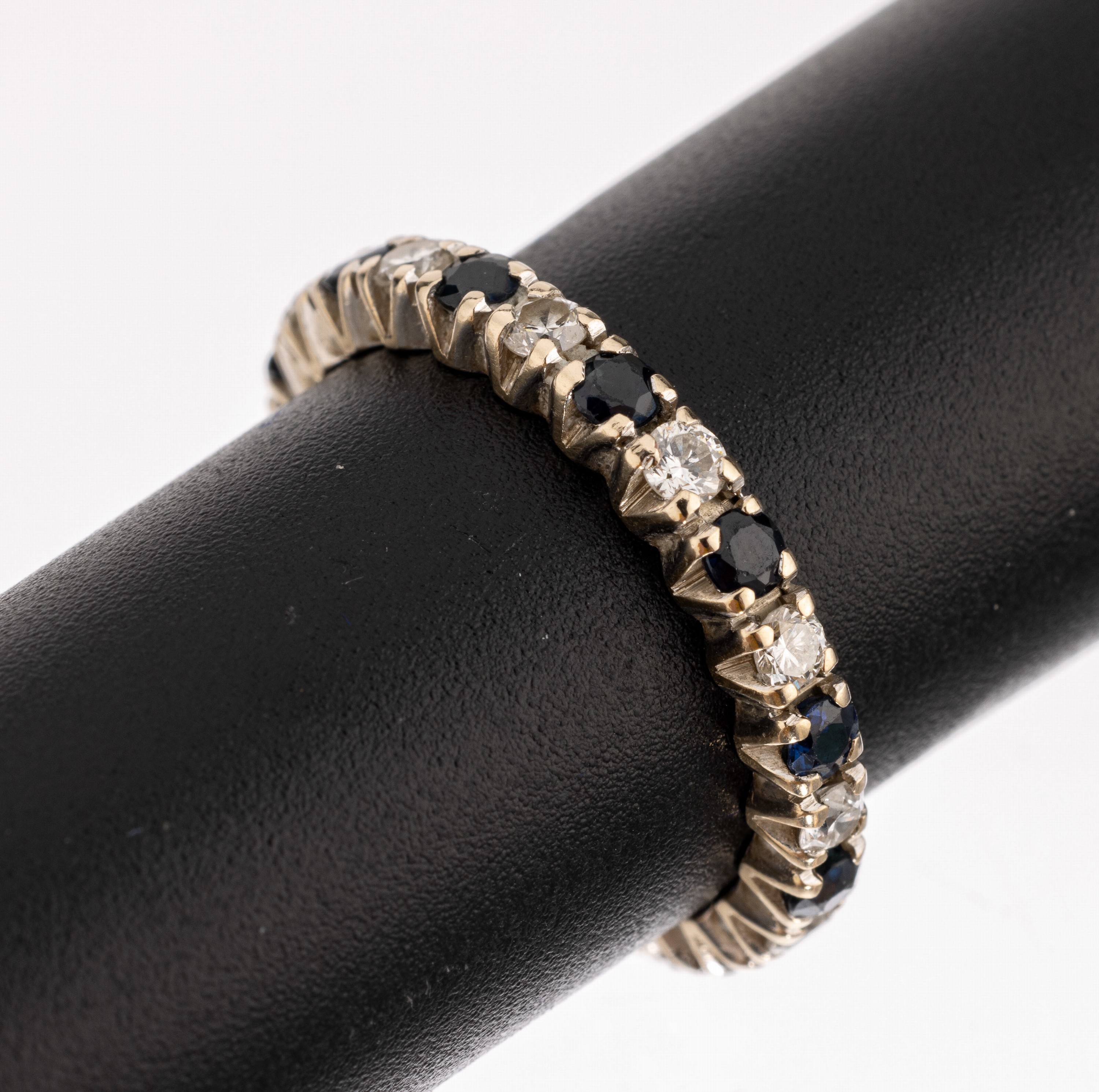 14 kt Gold Memory Brillant Ring, WG 585/ 000, rundfacett. Saphire zus. ca. 0.60 ct, Brillanten zus. ca. 0.55 ct Weiss/si, RW 57, ca. 3.4 g