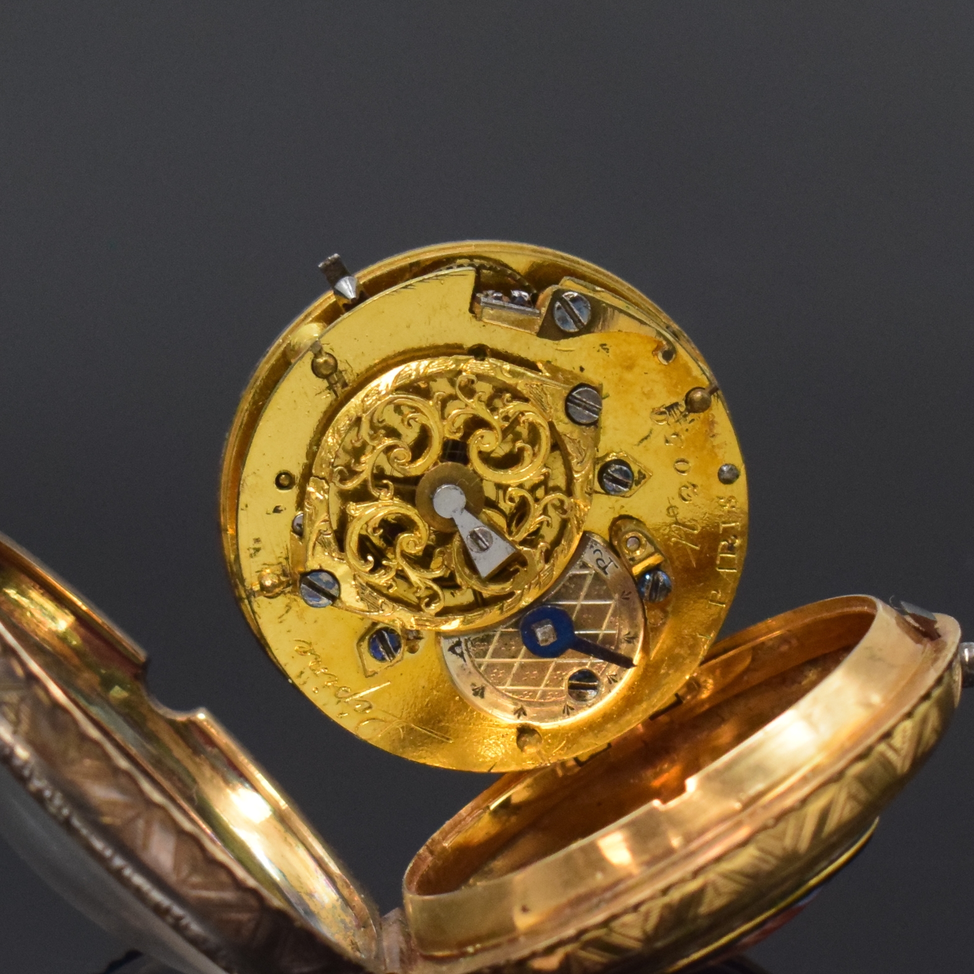 Detail c: LEPINE kleine Email-Spindeltaschenuhr in Gold, Frankreich um 1780, Schlüsselaufzug, grav. Geh. m. lang. Pendant, grosses Aussenscharnier, rücks. ...