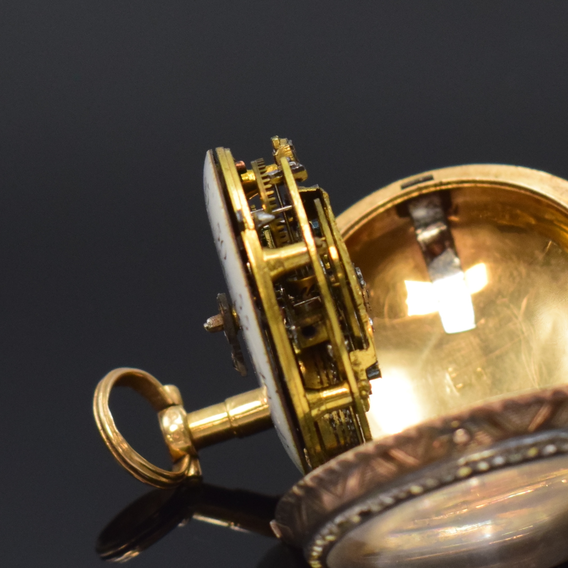 Detail d: LEPINE kleine Email-Spindeltaschenuhr in Gold, Frankreich um 1780, Schlüsselaufzug, grav. Geh. m. lang. Pendant, grosses Aussenscharnier, rücks. ...
