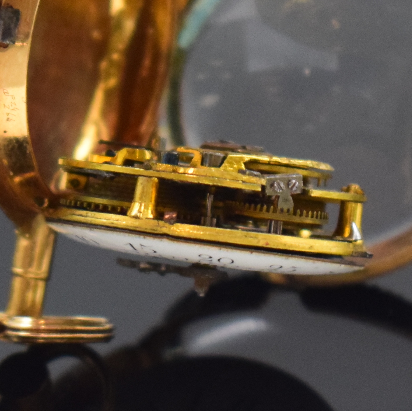 Detail e: LEPINE kleine Email-Spindeltaschenuhr in Gold, Frankreich um 1780, Schlüsselaufzug, grav. Geh. m. lang. Pendant, grosses Aussenscharnier, rücks. ...